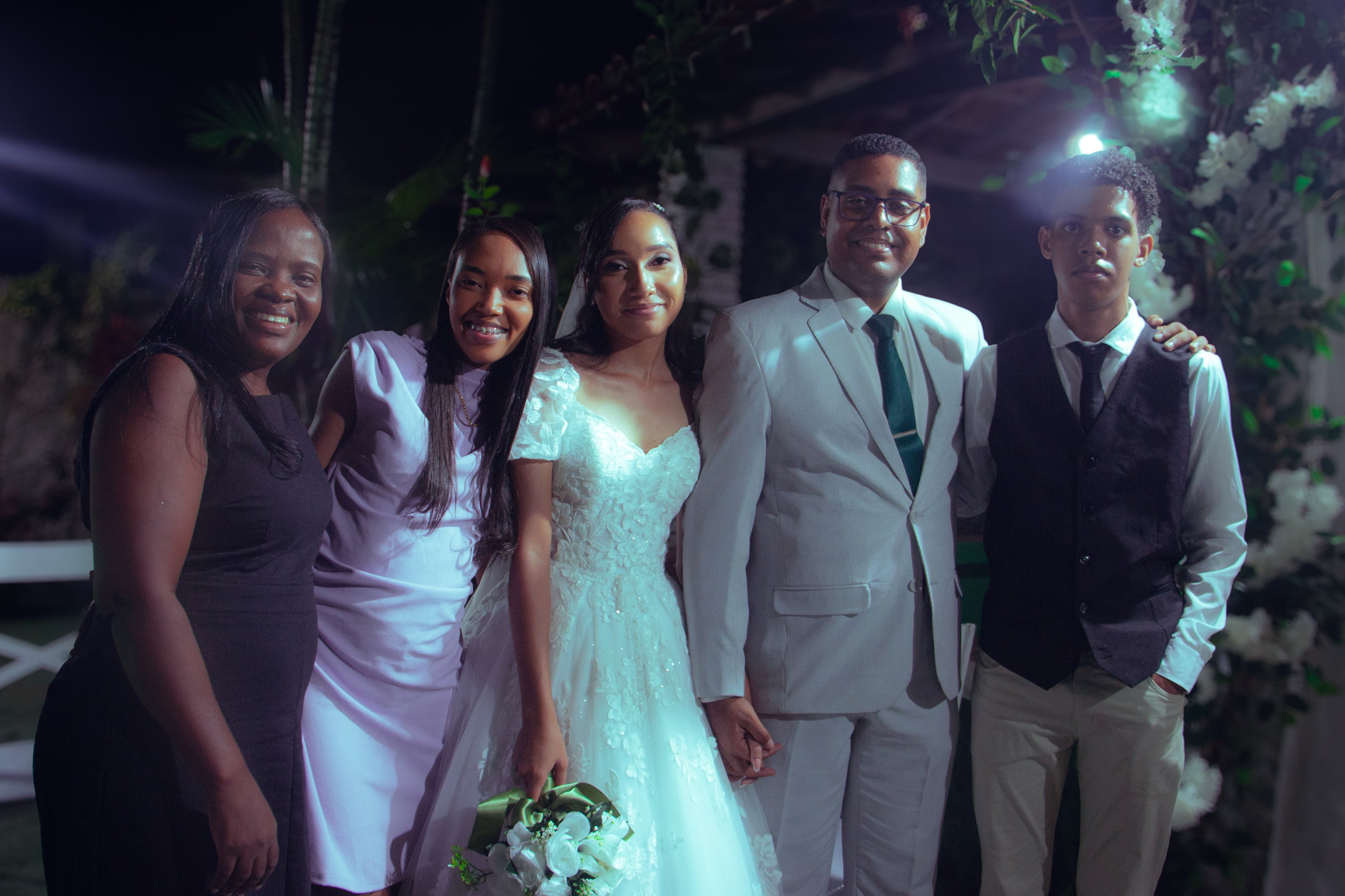 Casal com amigos e familiares no fim da noite, casamento de M & I