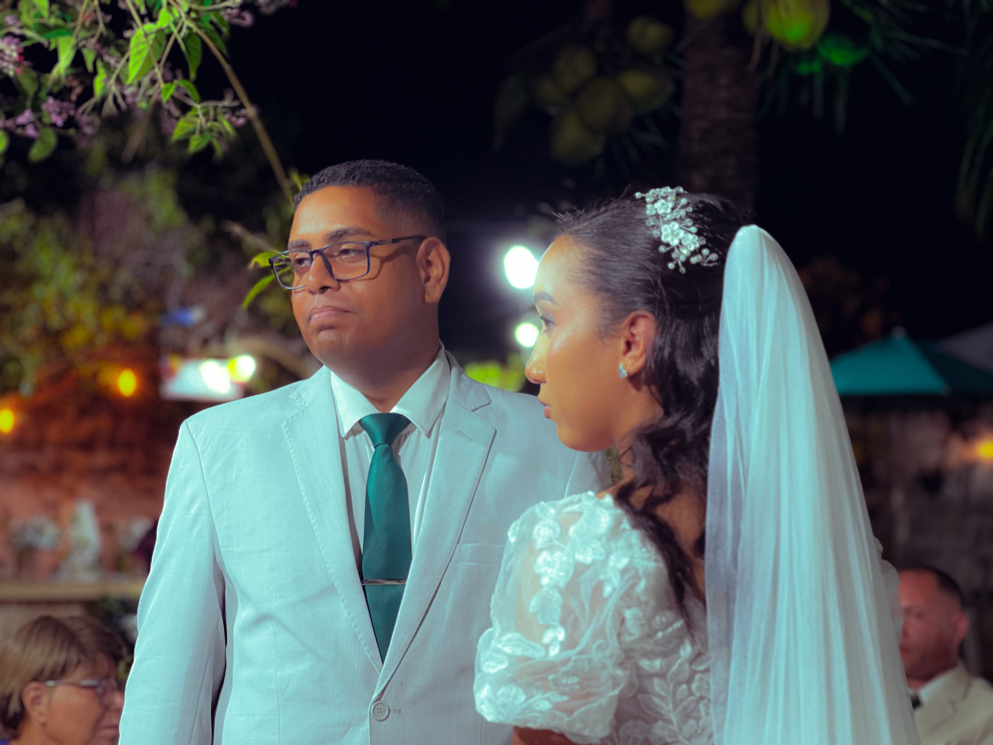 Noivo olha a noiva que chega ao altar, casamento de M & I