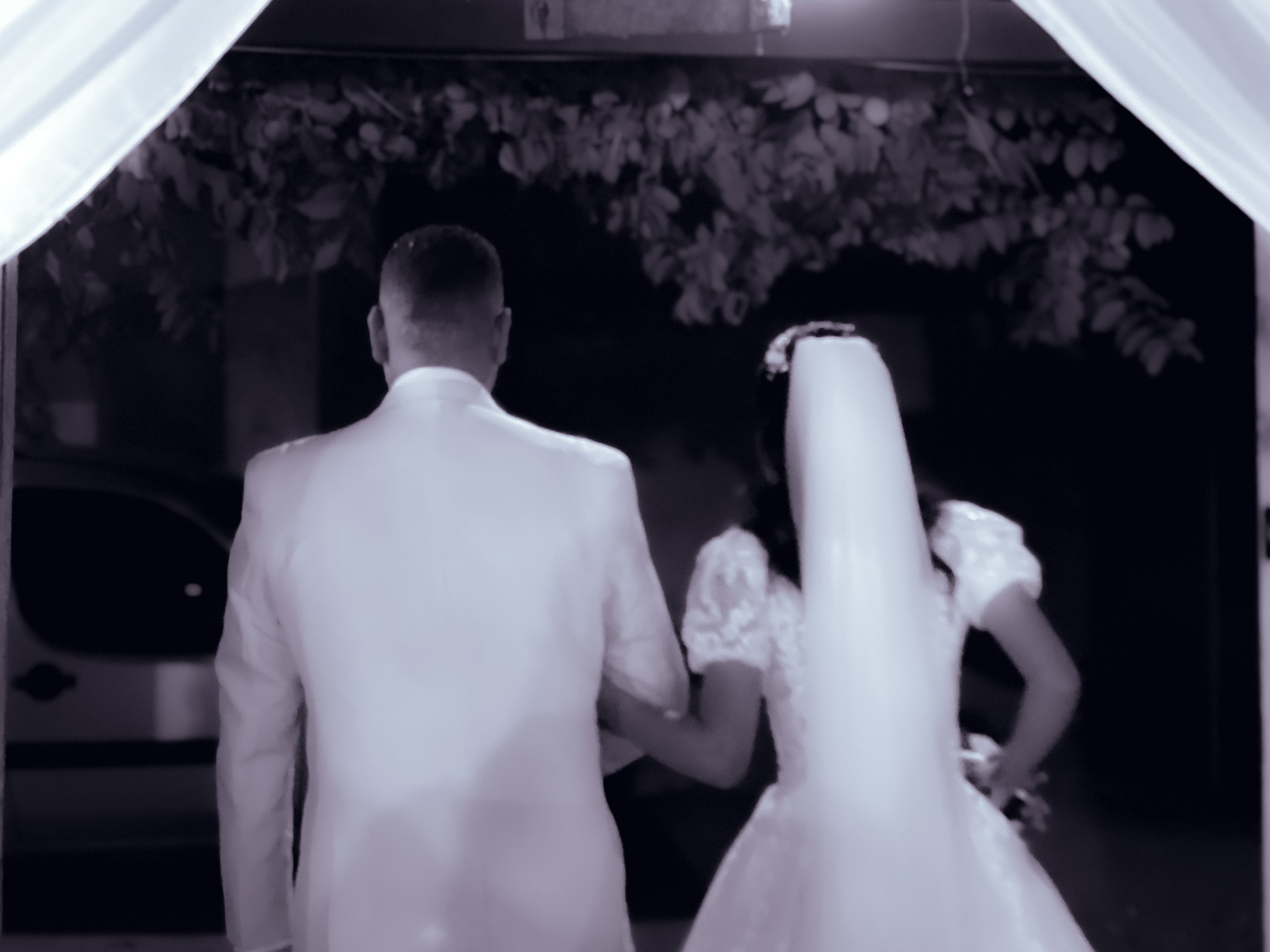 Casal de costas no altar, em preto e branco, casamento de M & I