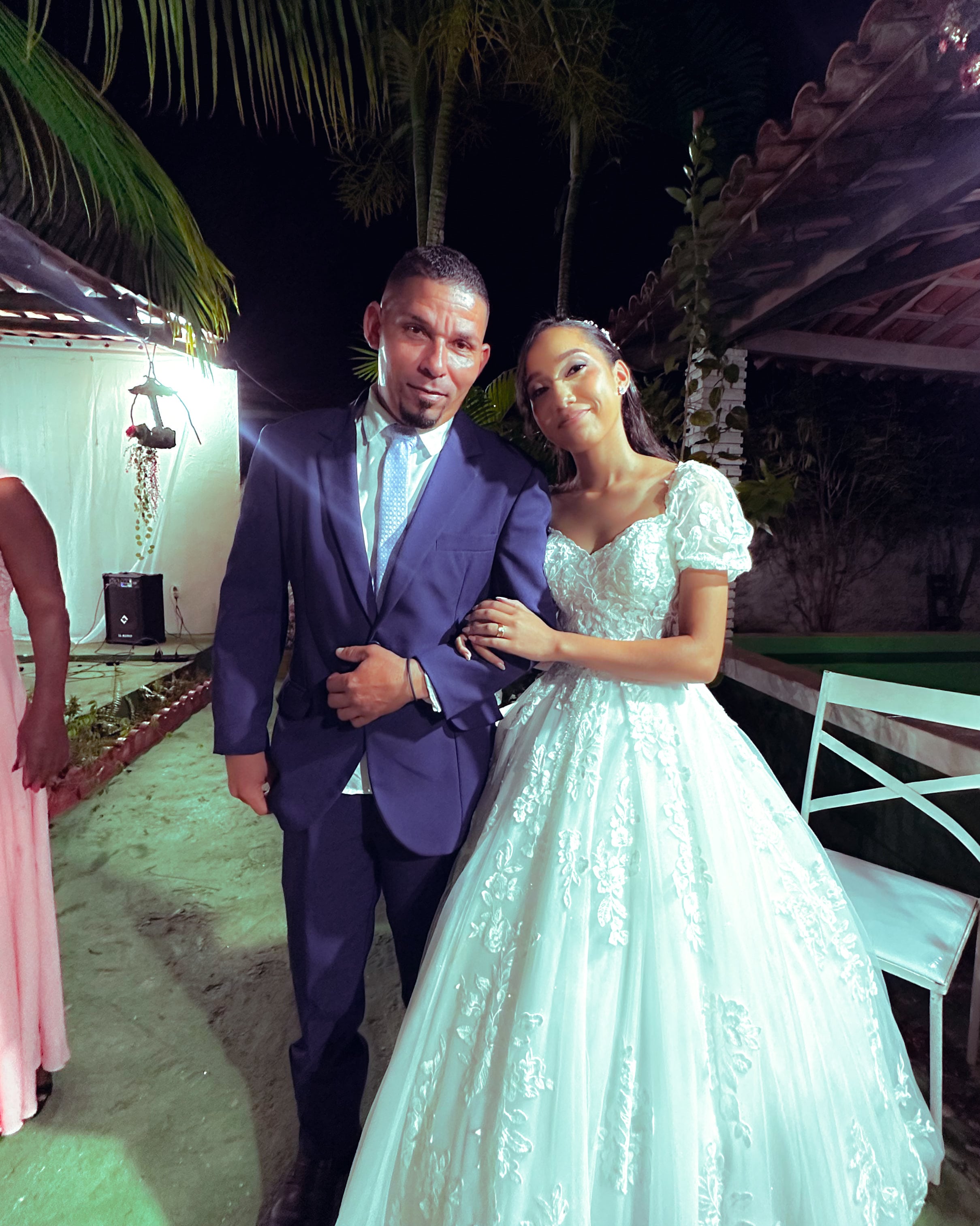 Noiva recebe um beijo na testa de um convidado, casamento de M & I
