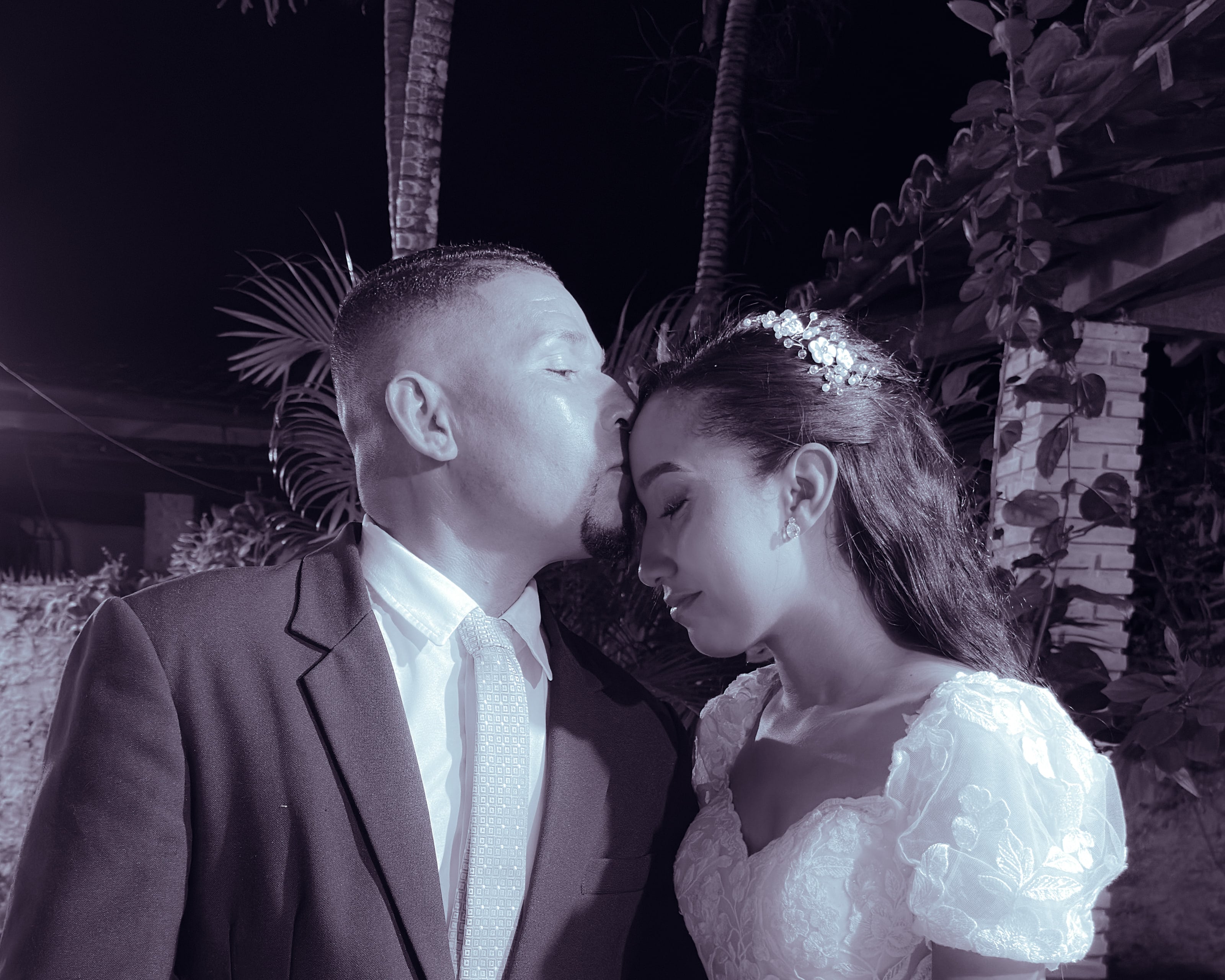 Noiva recebe um beijo na testa de um convidado, casamento de M & I