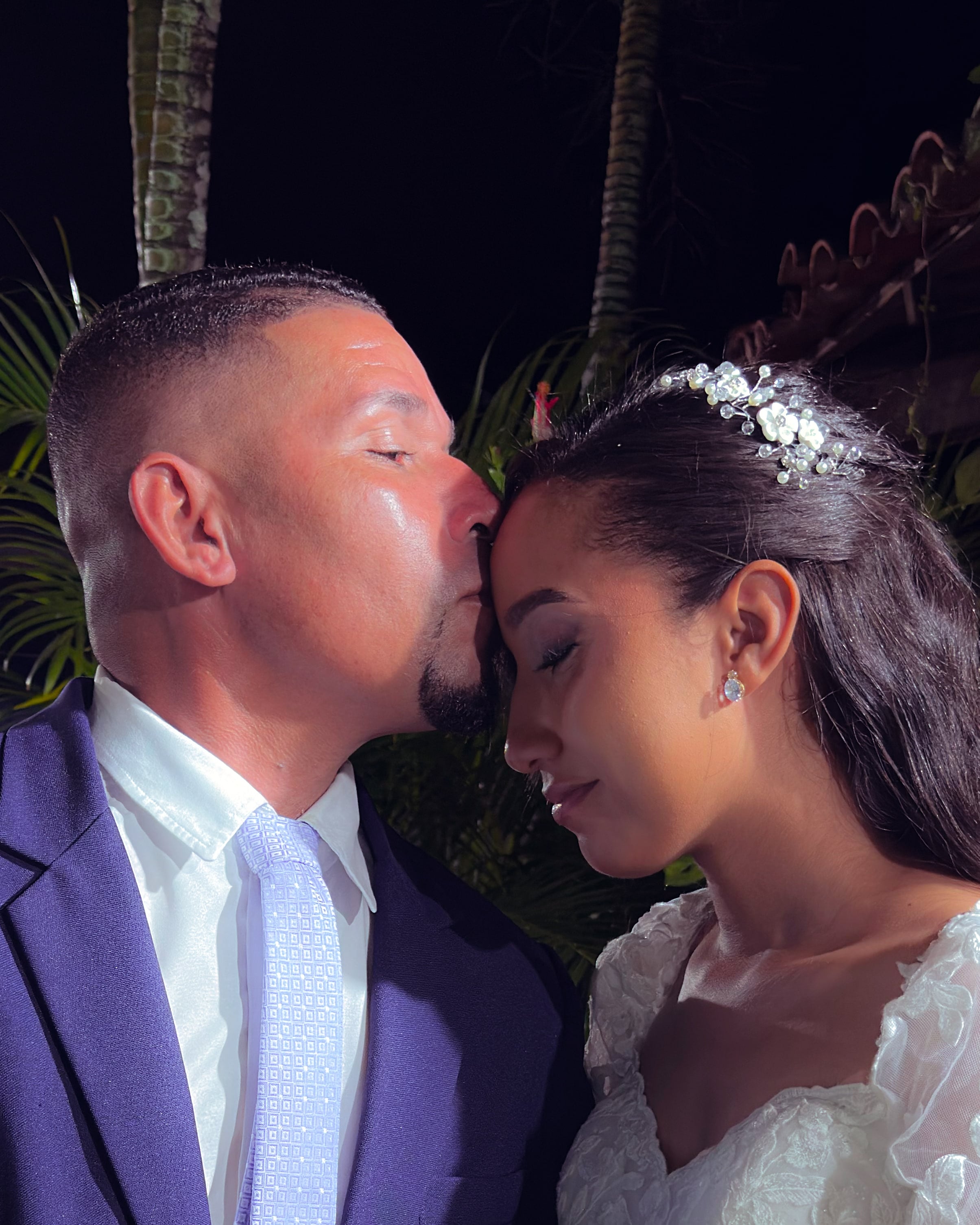 Noiva recebe um beijo na testa de um convidado, casamento de M & I