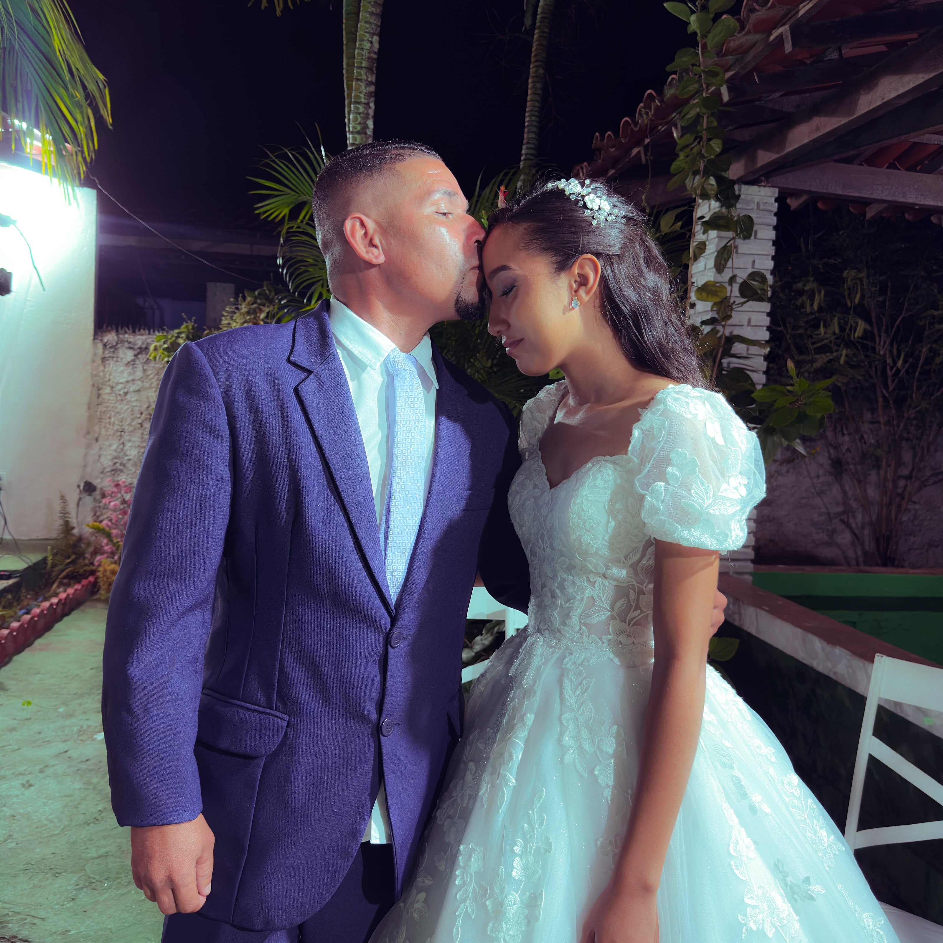 Noiva recebe um beijo na testa de um convidado, casamento de M & I