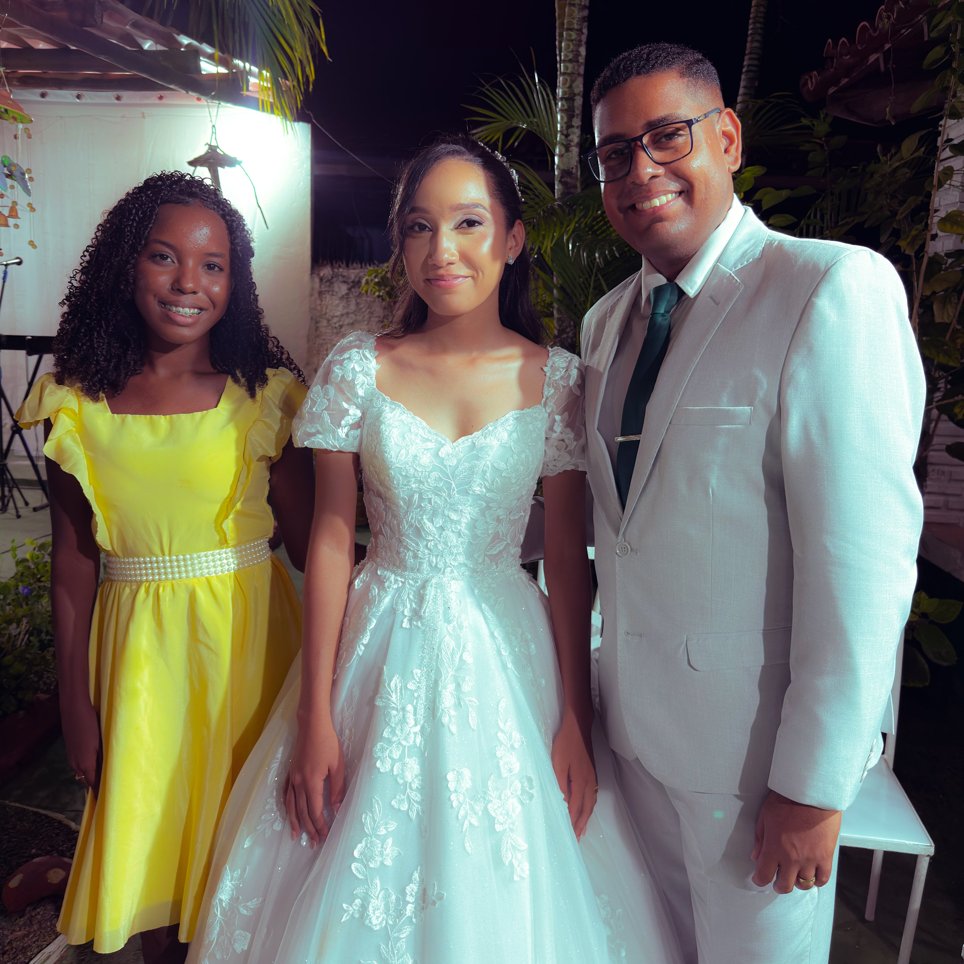 Retratos da noiva com convidados no jardim, casamento de M & I