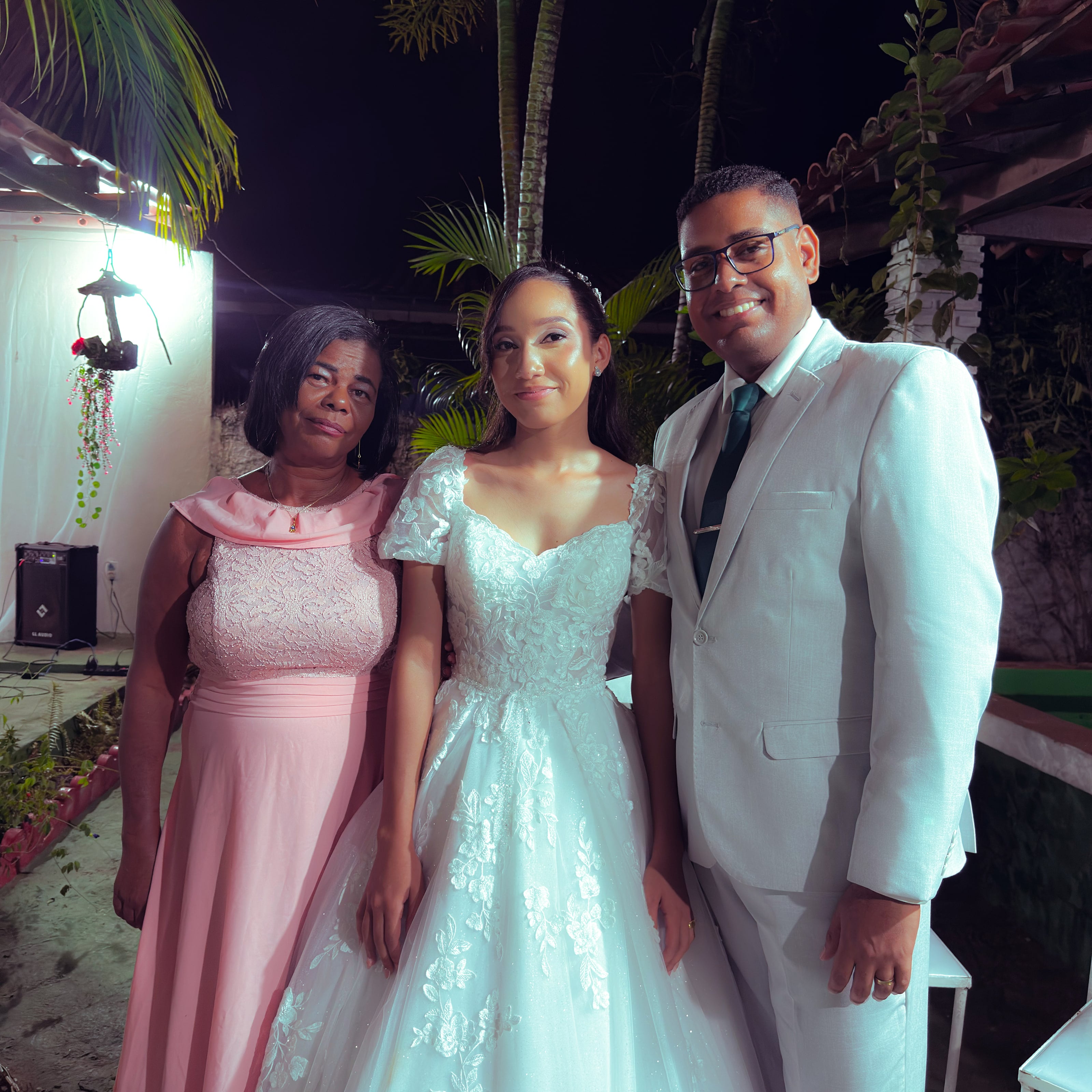 Retratos da noiva com convidados no jardim, casamento de M & I