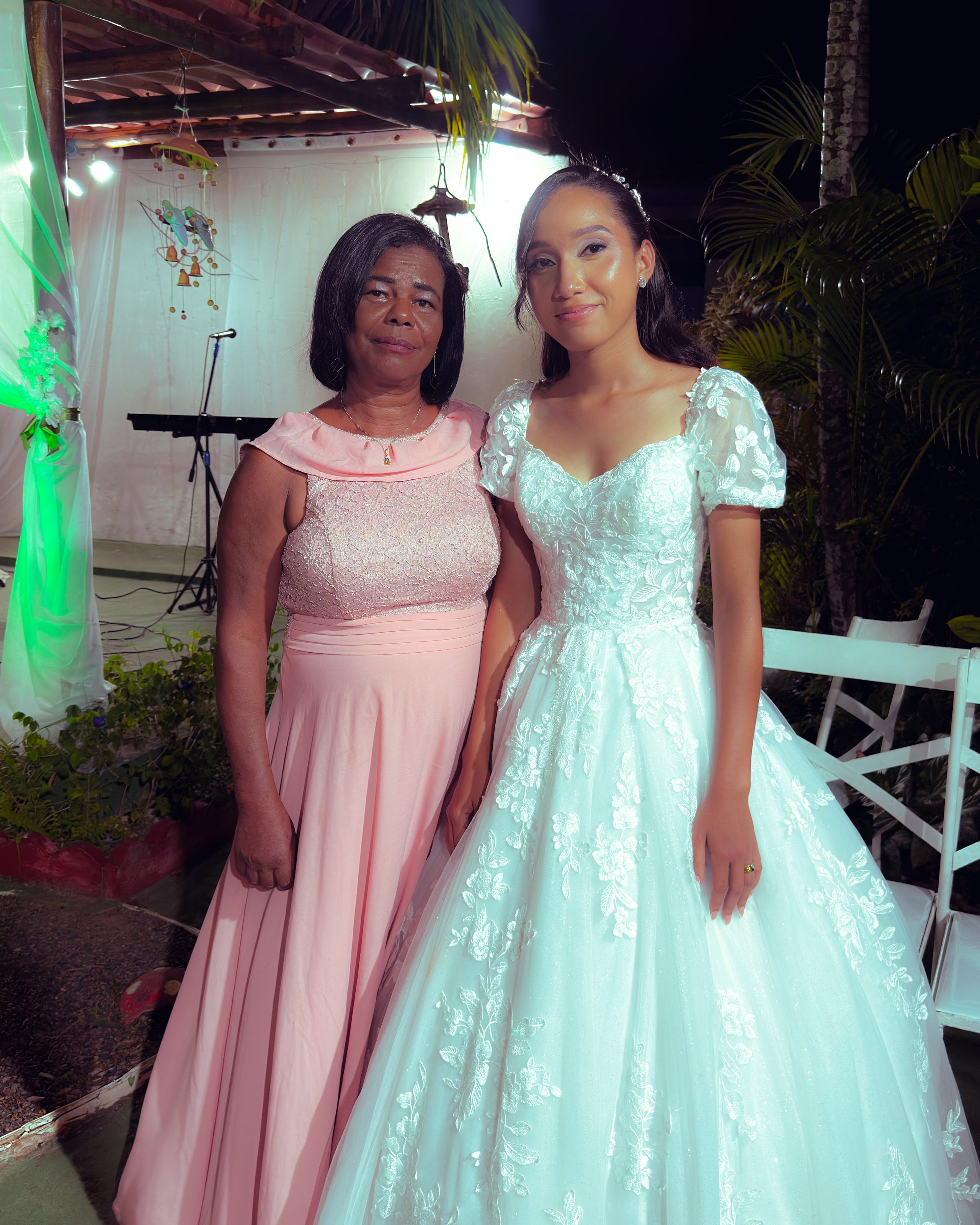 Retratos da noiva com convidados no jardim, casamento de M & I
