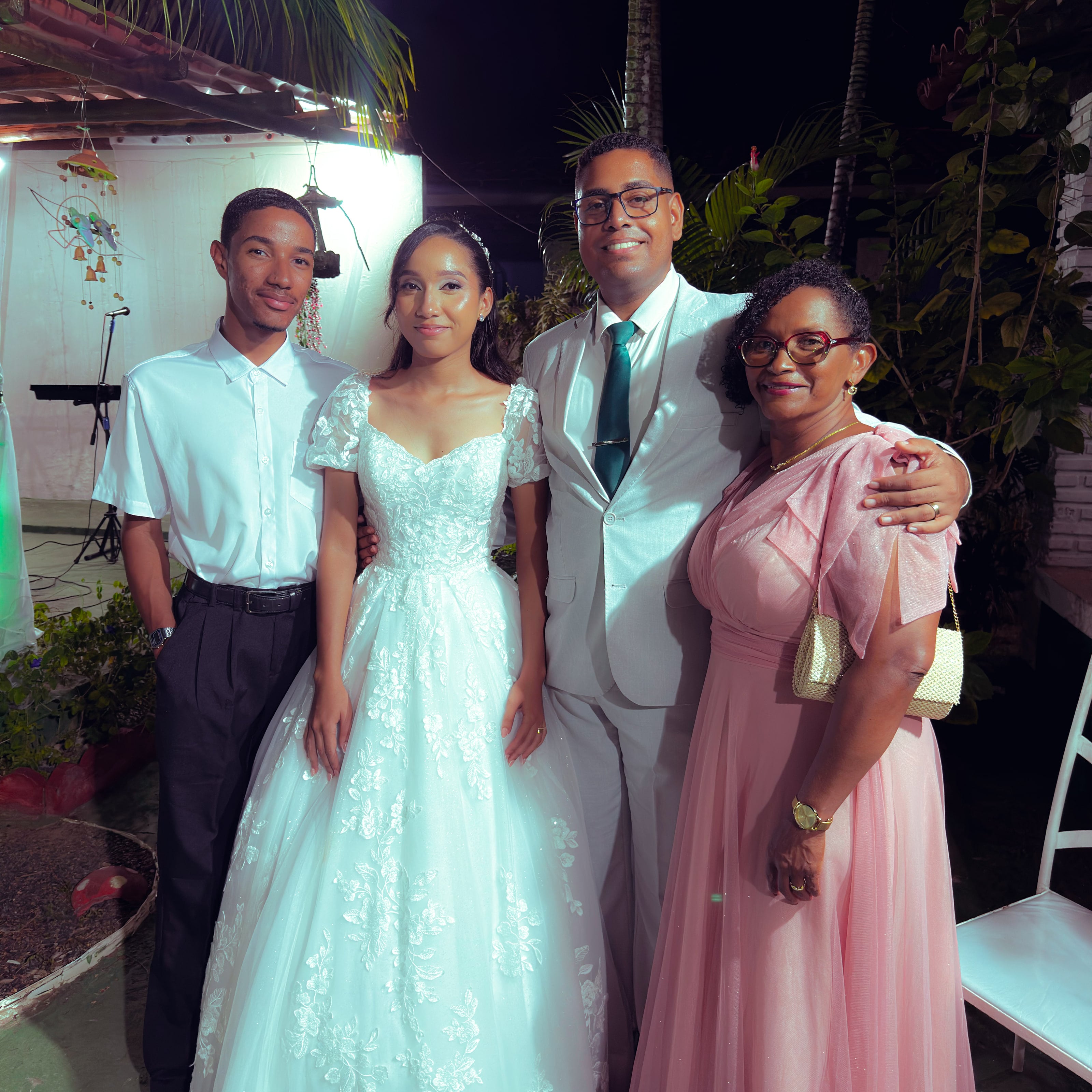 Retratos da noiva com convidados no jardim, casamento de M & I