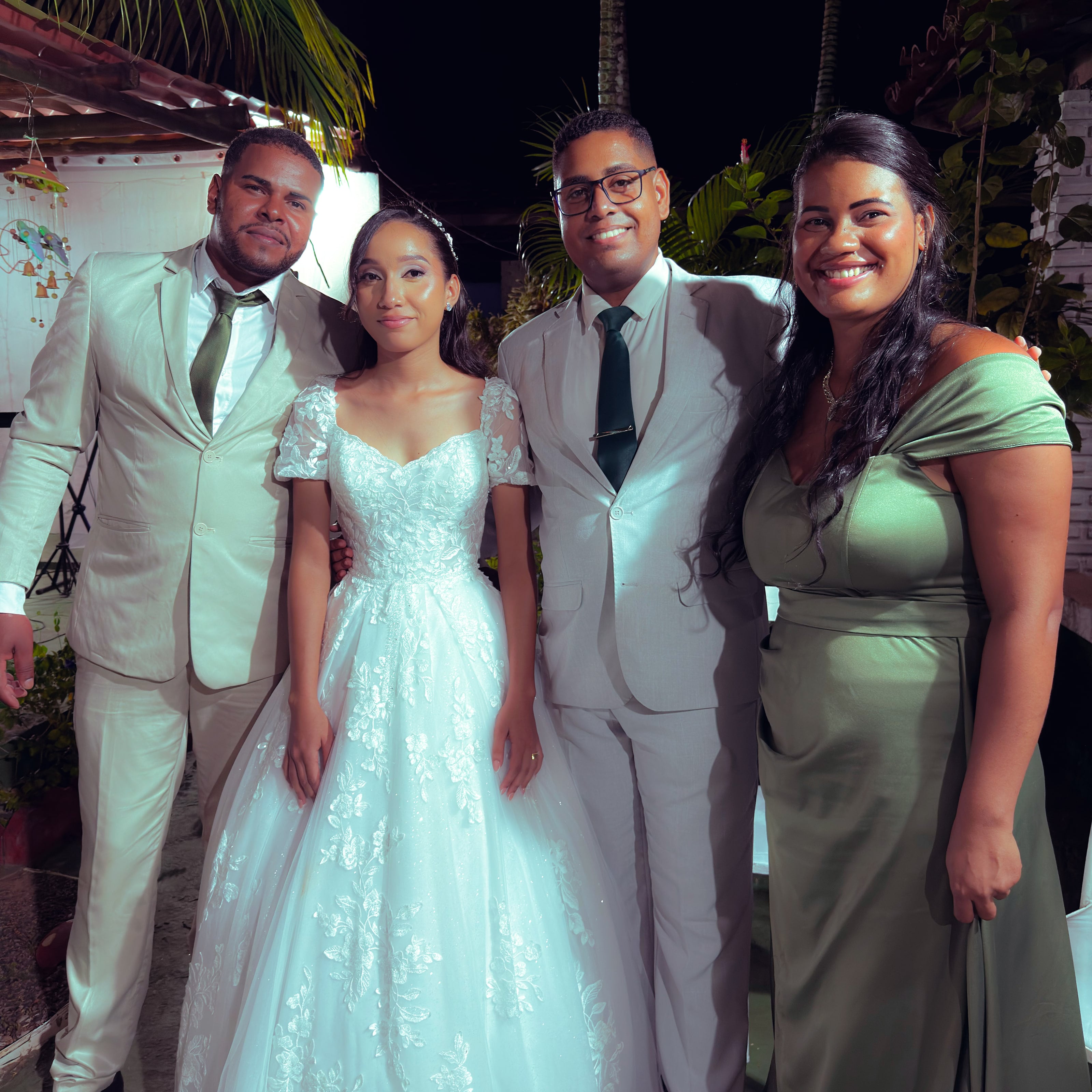 Retratos da noiva com convidados no jardim, casamento de M & I