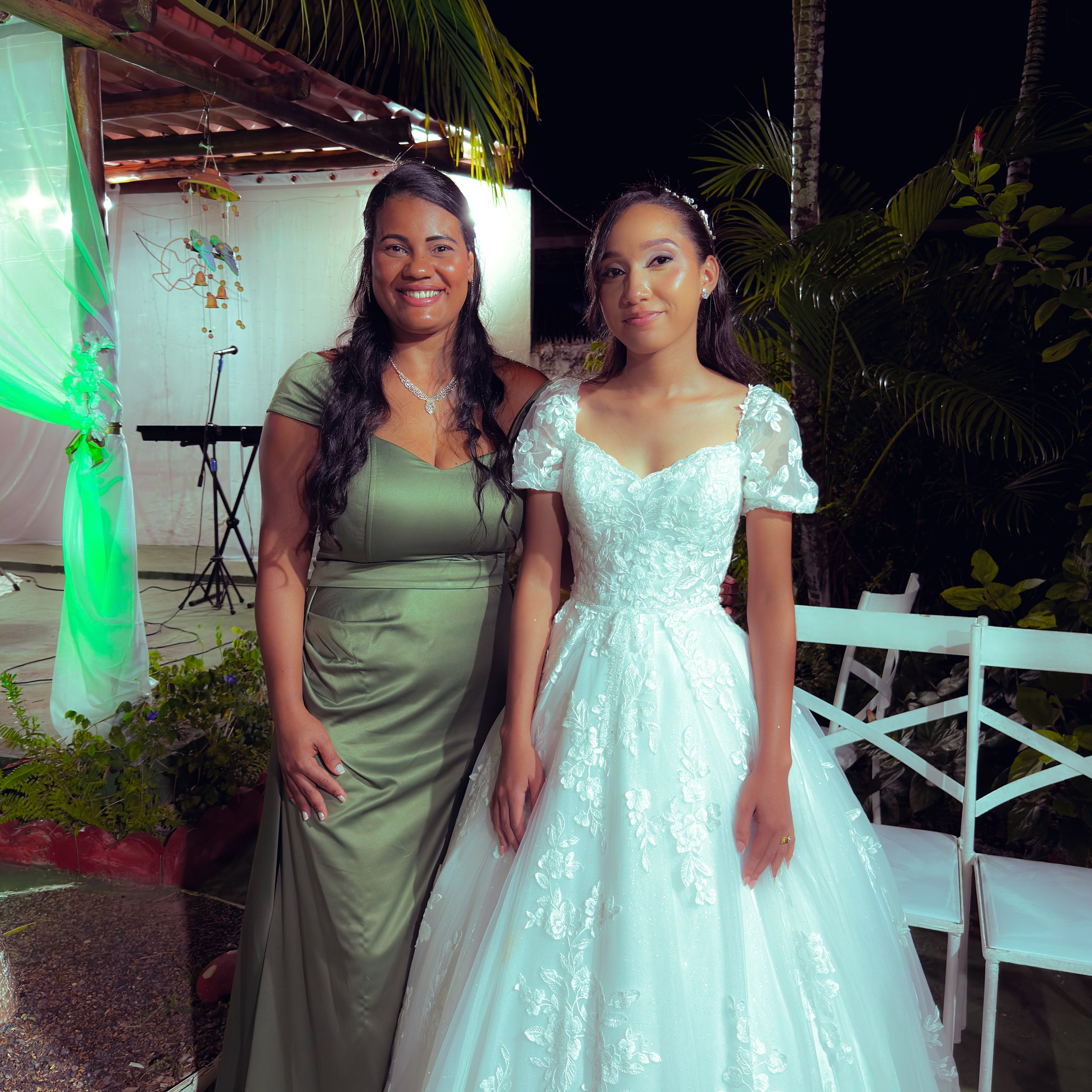Retratos da noiva com convidados no jardim, casamento de M & I