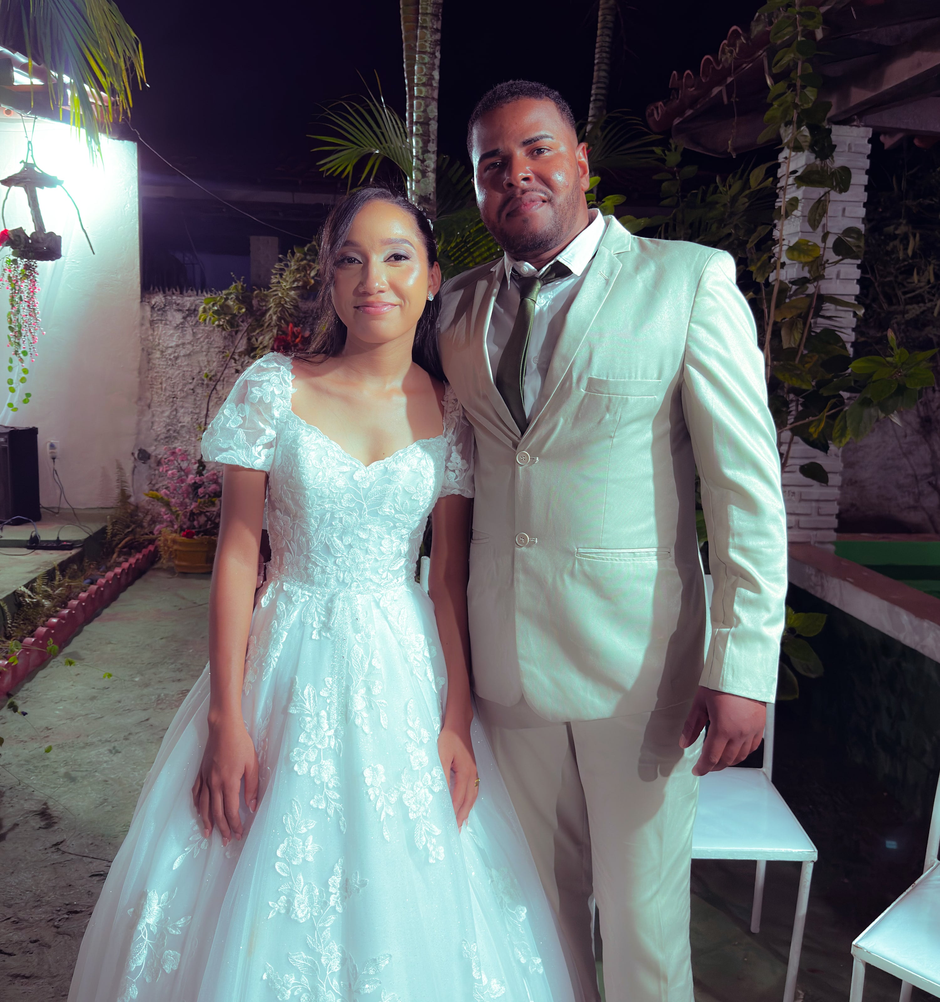Retratos da noiva com convidados no jardim, casamento de M & I