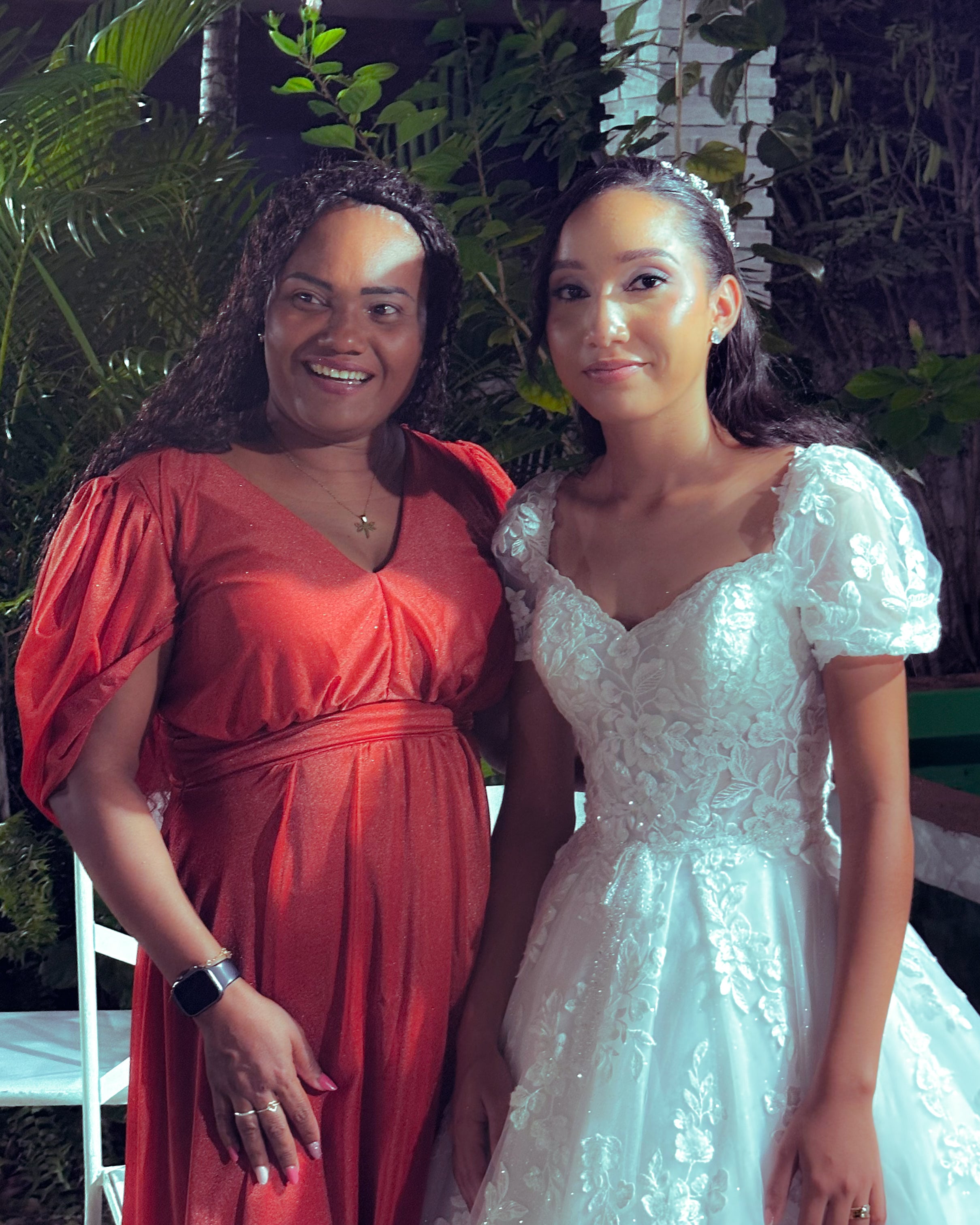 Retratos da noiva com convidados no jardim, casamento de M & I
