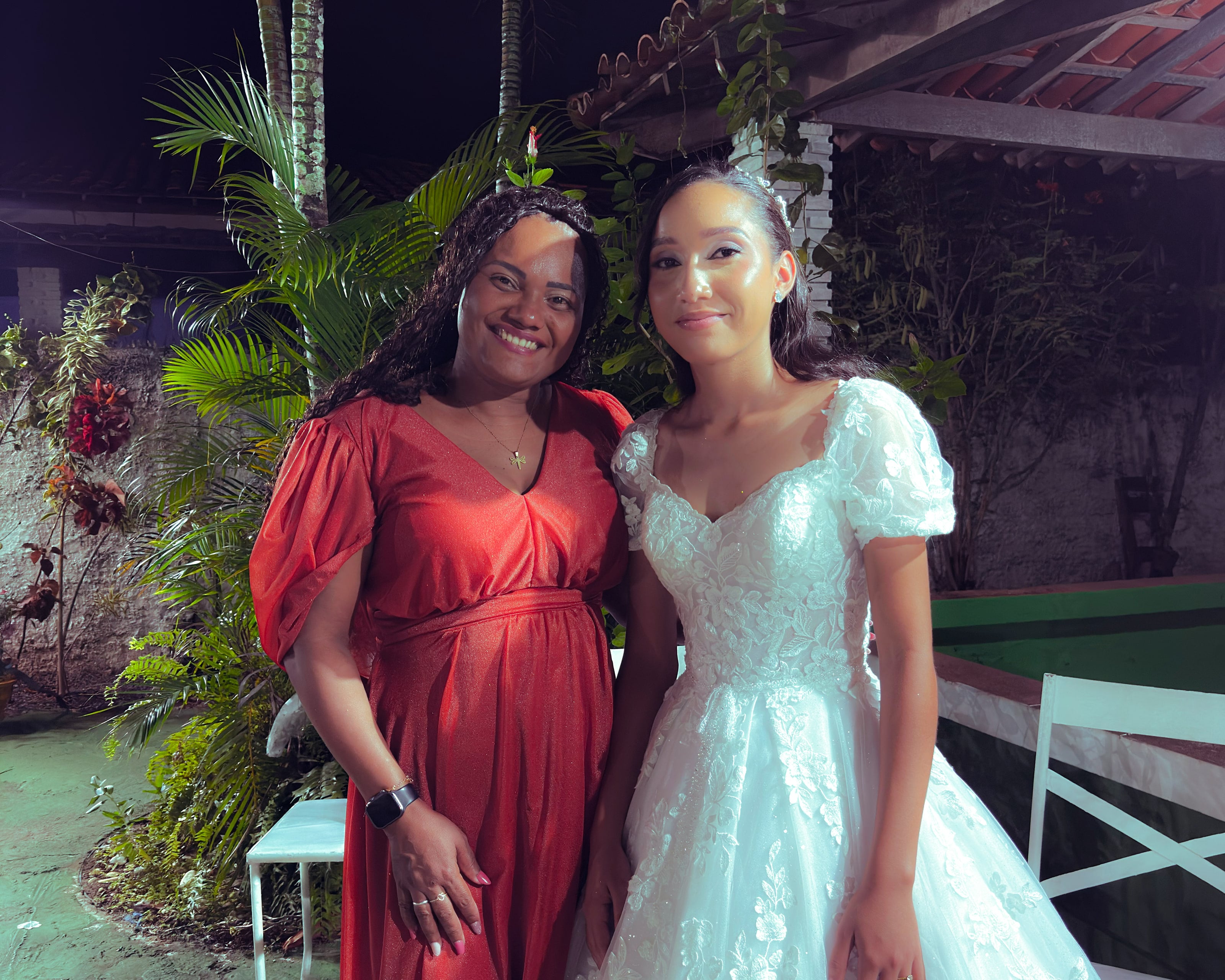 Retratos da noiva com convidados no jardim, casamento de M & I