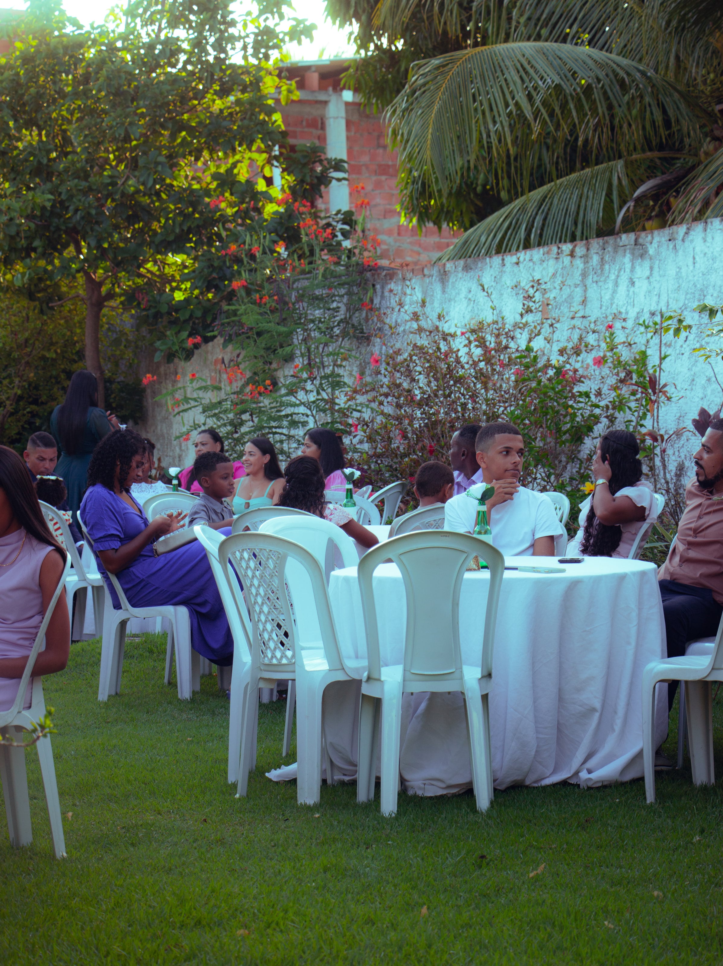 Convidados nas mesas do jardim antes da cerimônia, casamento de M & I