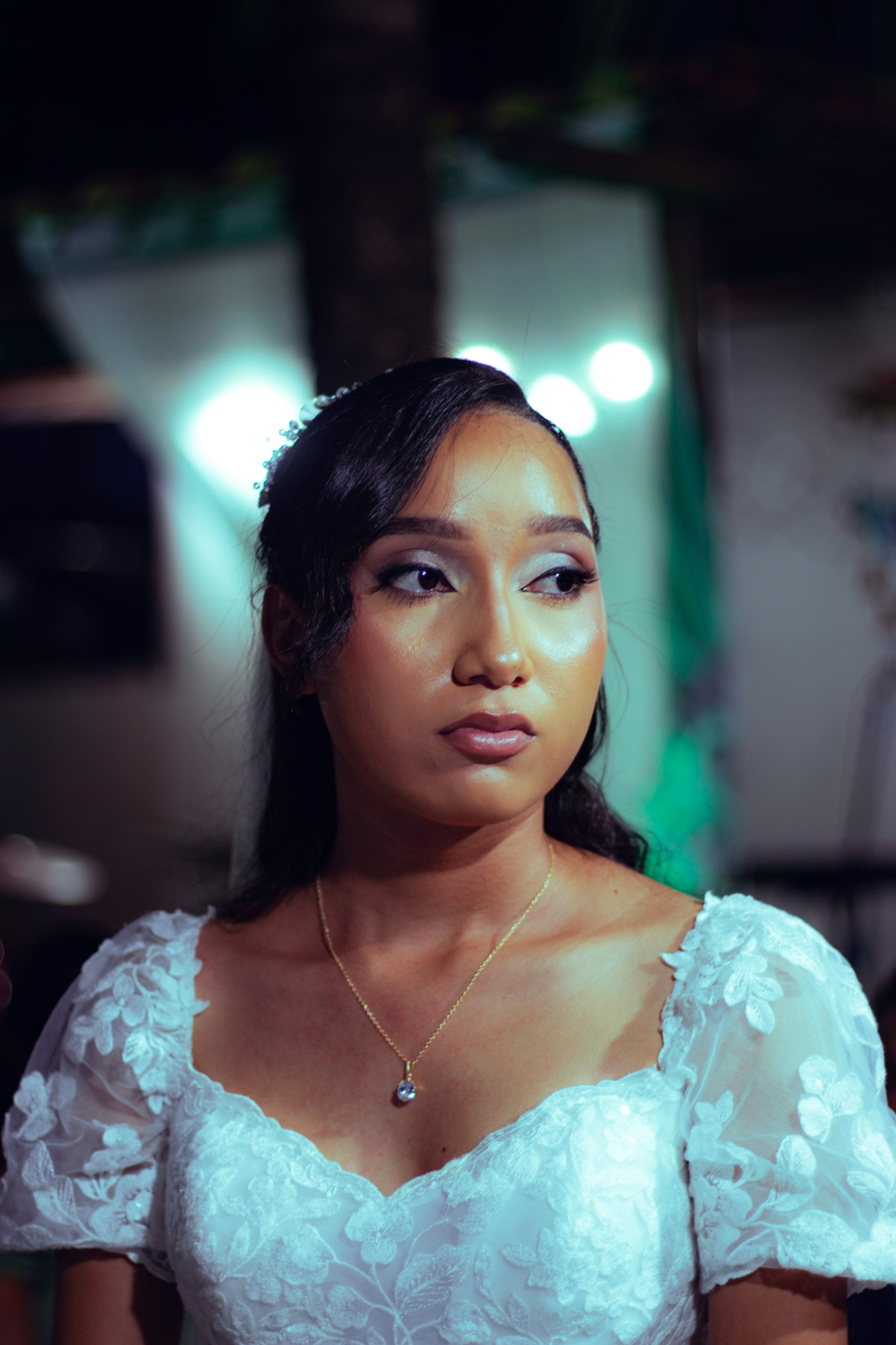 Retrato da noiva durante a cerimônia, casamento de M & I