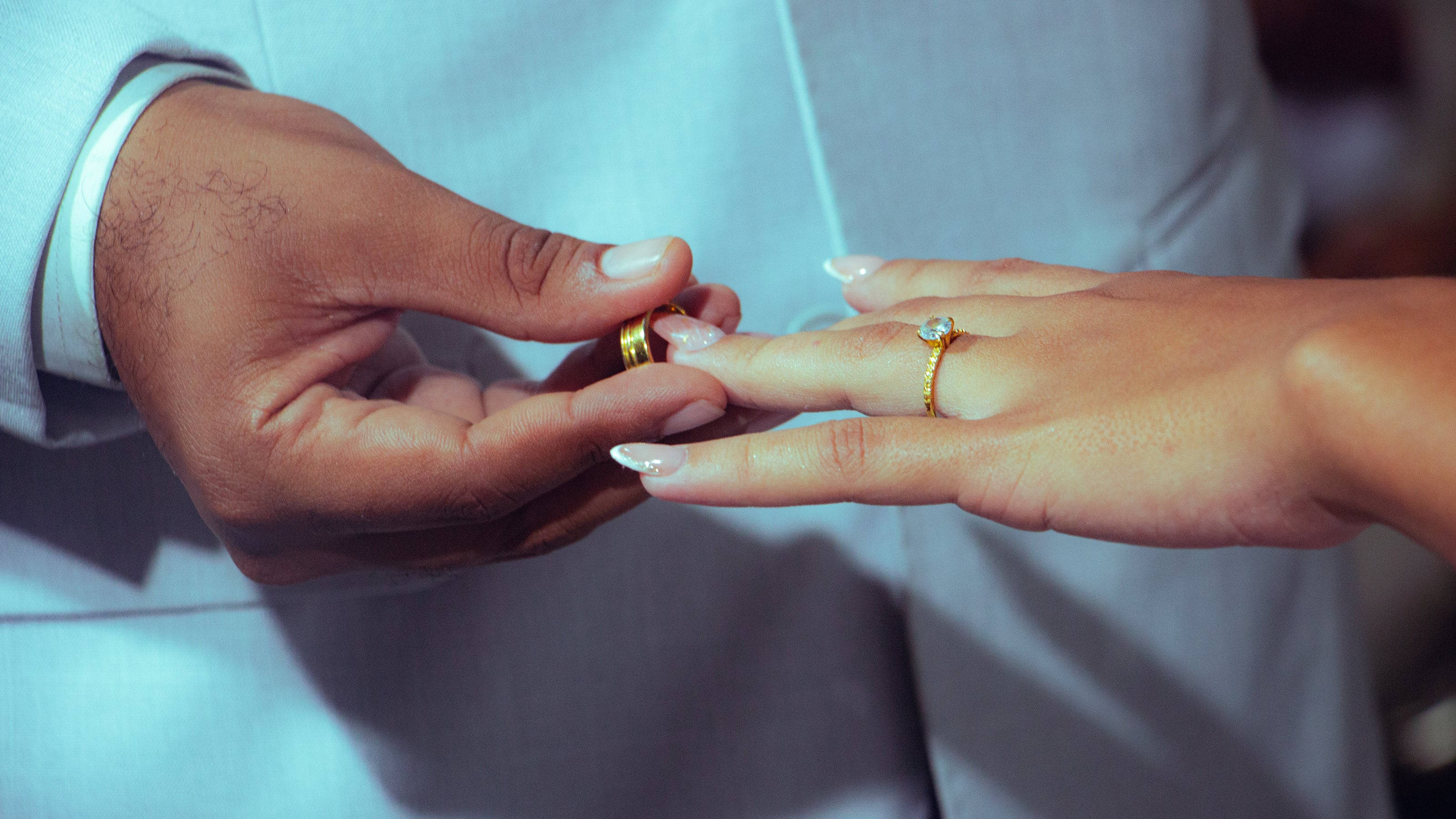 Noivo coloca a aliança na noiva, casamento de M & I