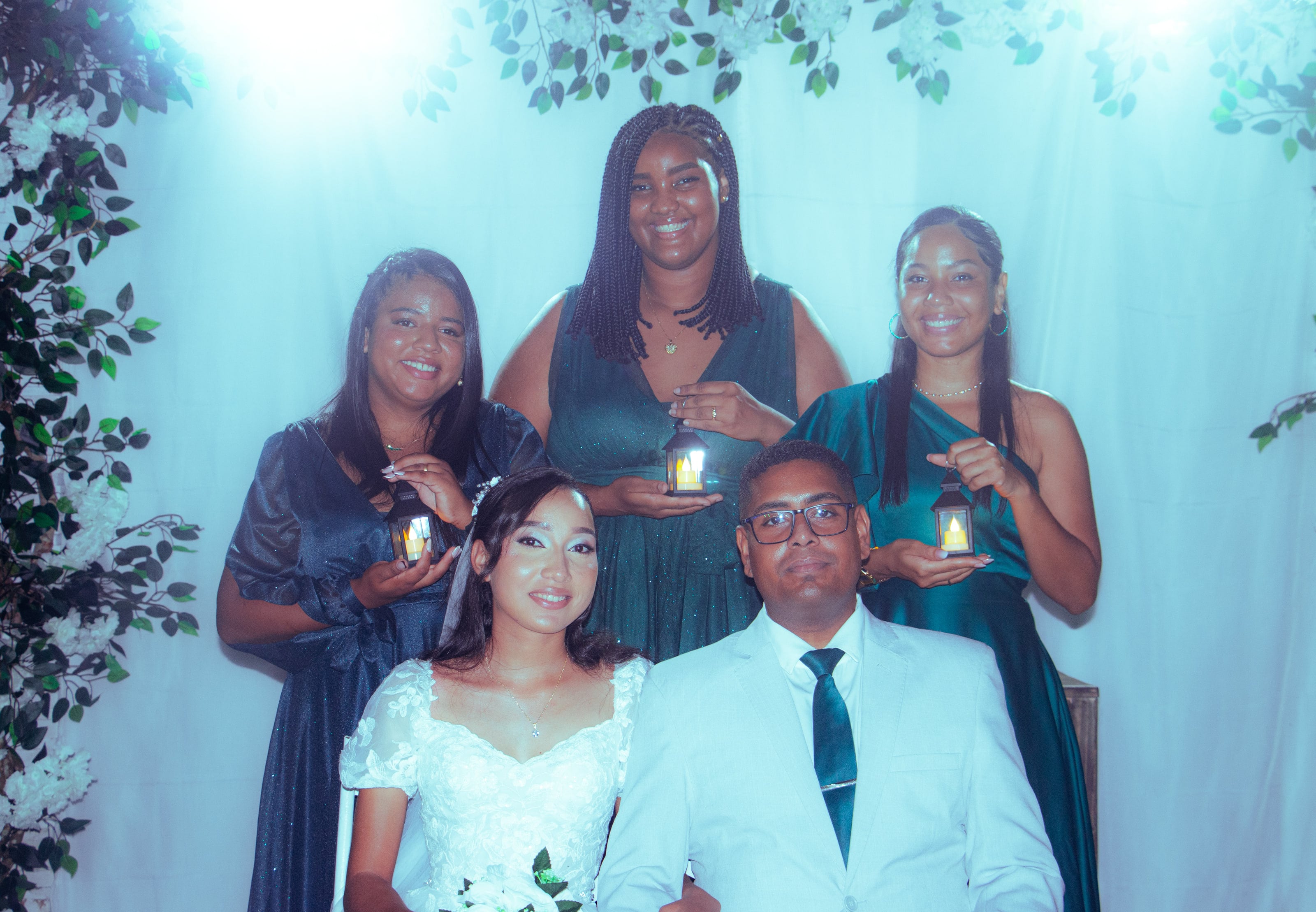 Noiva com as madrinhas de verde segurando lanternas, casamento de M & I