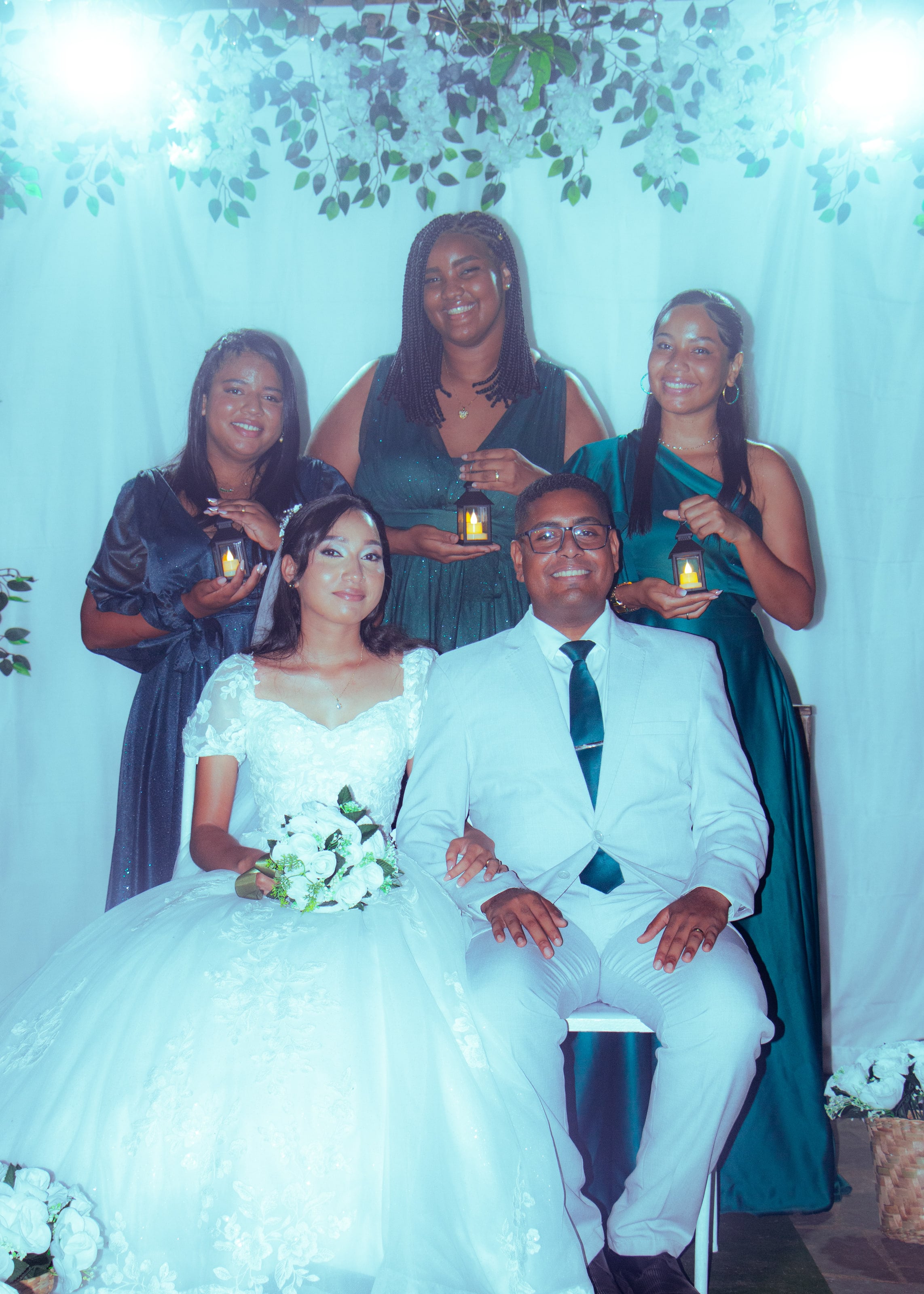Noiva com as madrinhas de verde segurando lanternas, casamento de M & I