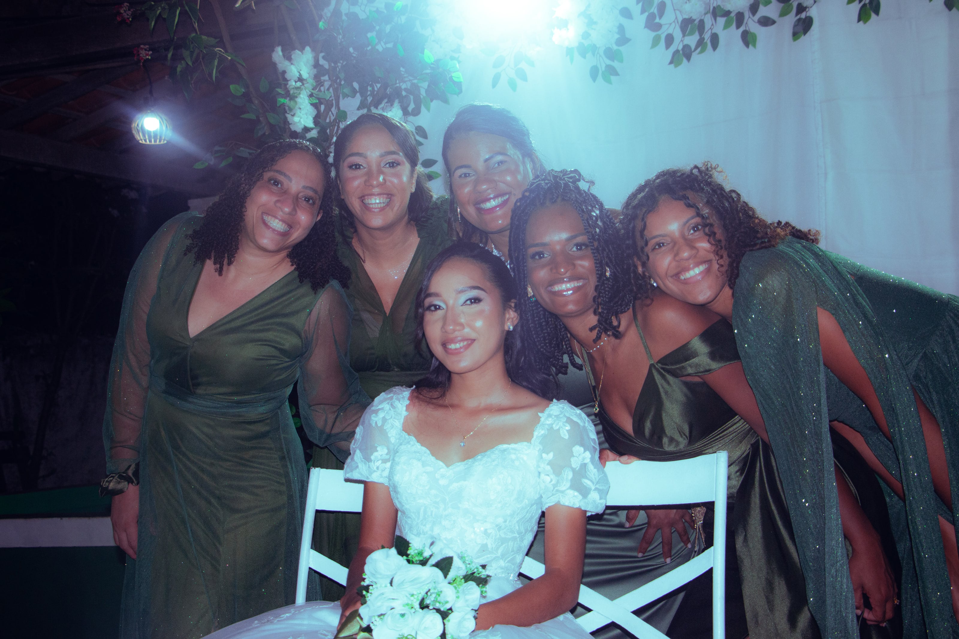 Noiva com as madrinhas de verde segurando lanternas, casamento de M & I