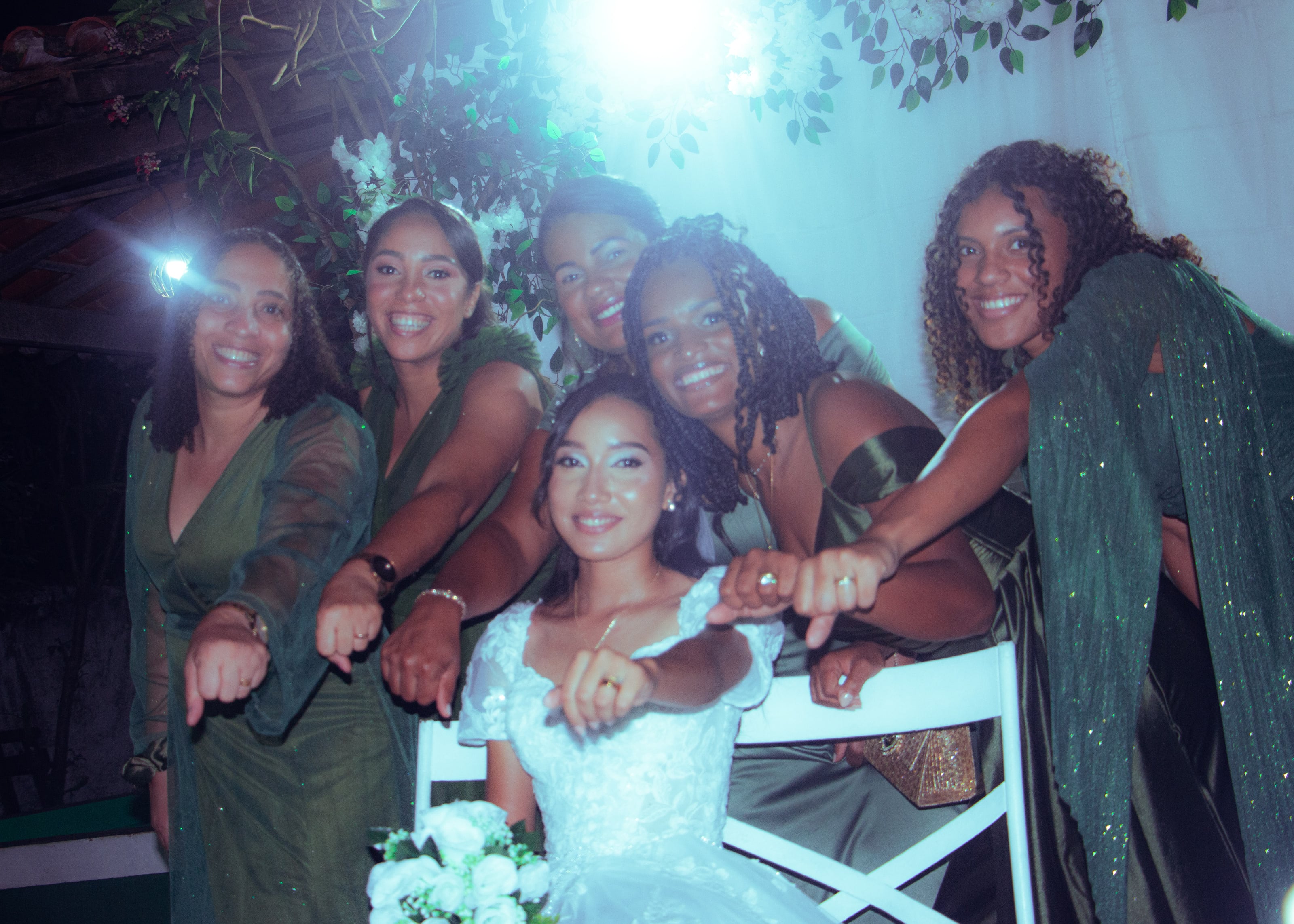 Noiva com as madrinhas de verde segurando lanternas, casamento de M & I