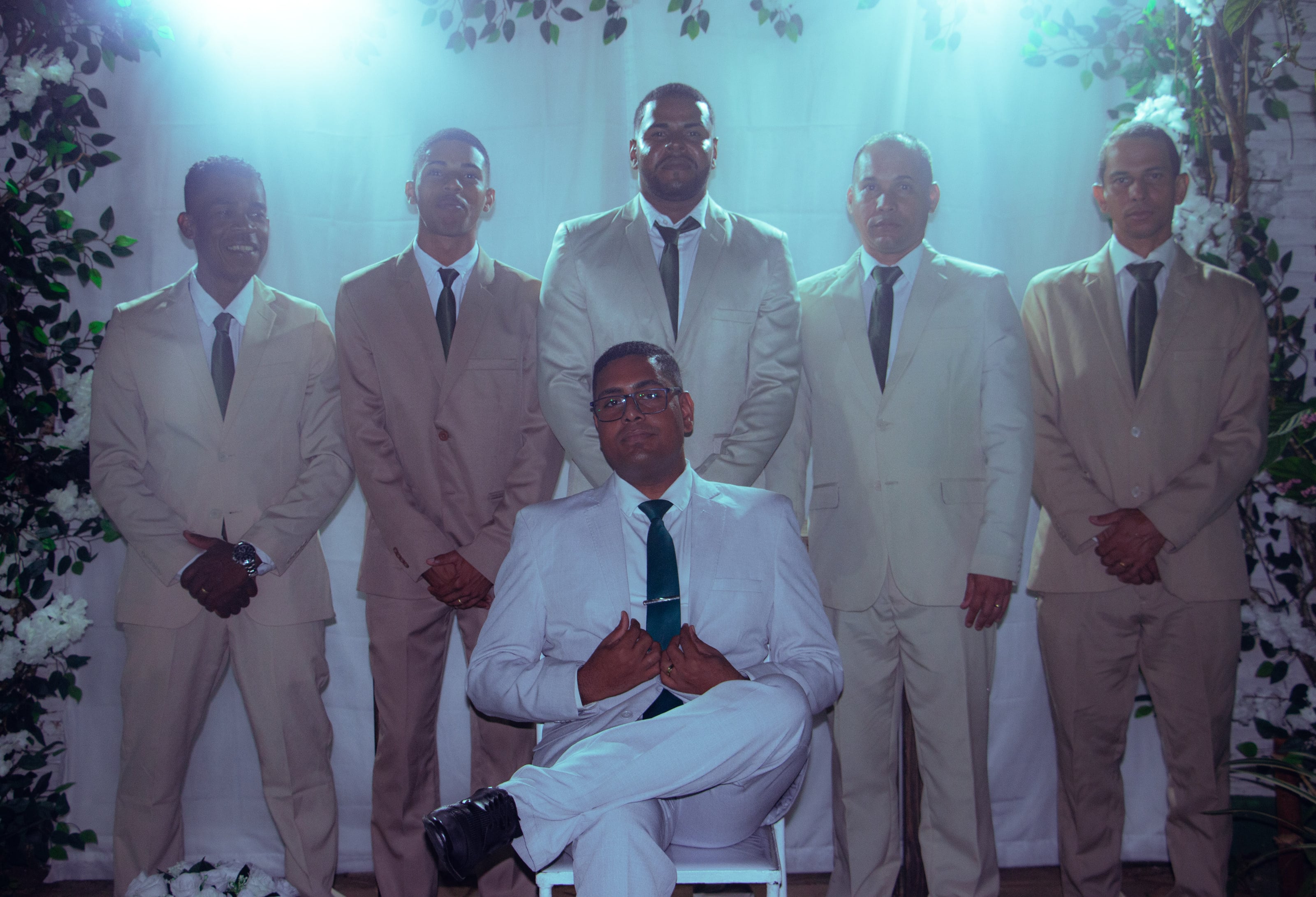 Noivo de terno branco com os padrinhos de bege, casamento de M & I