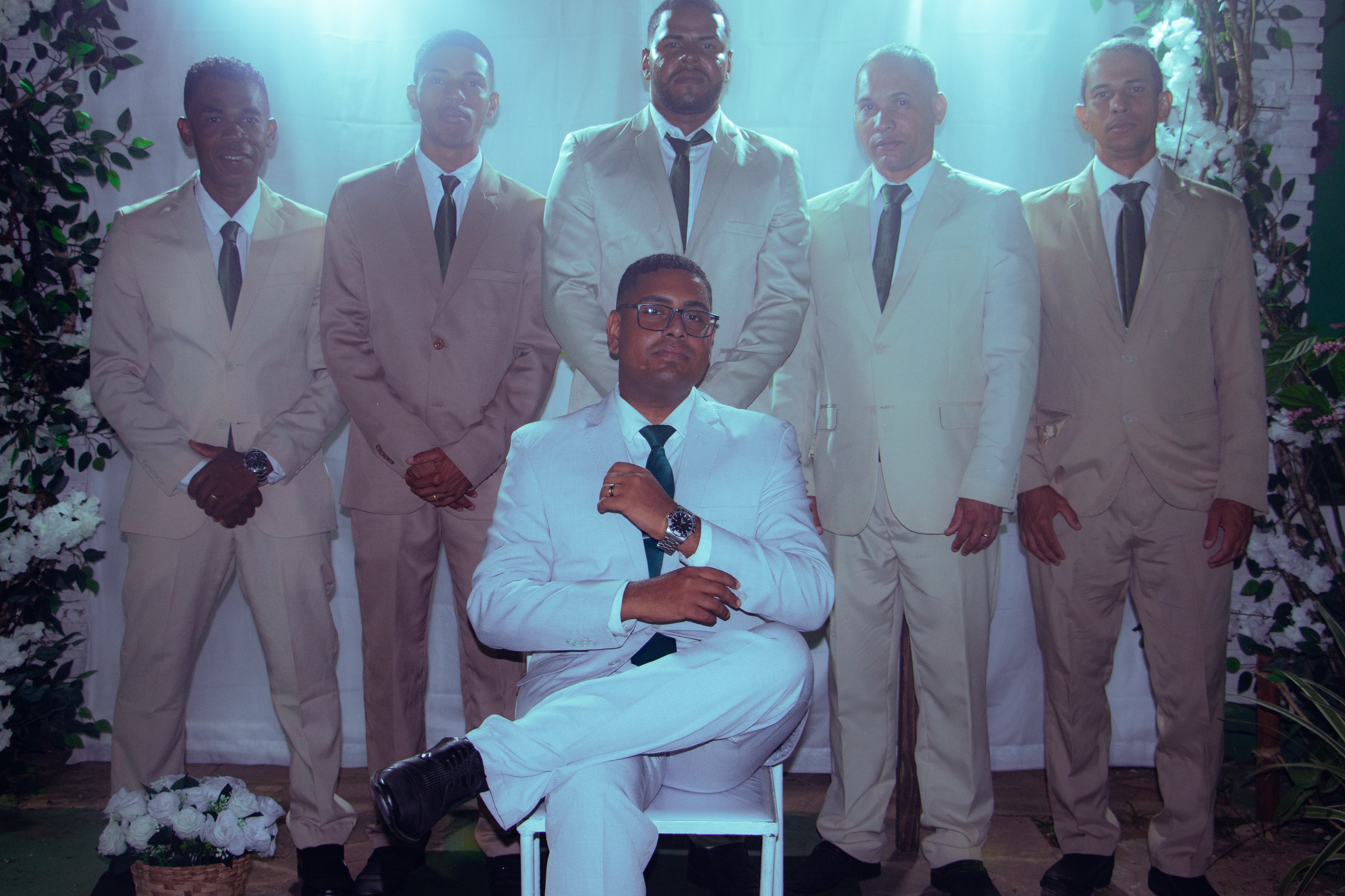 Noivo de terno branco com os padrinhos de bege, casamento de M & I