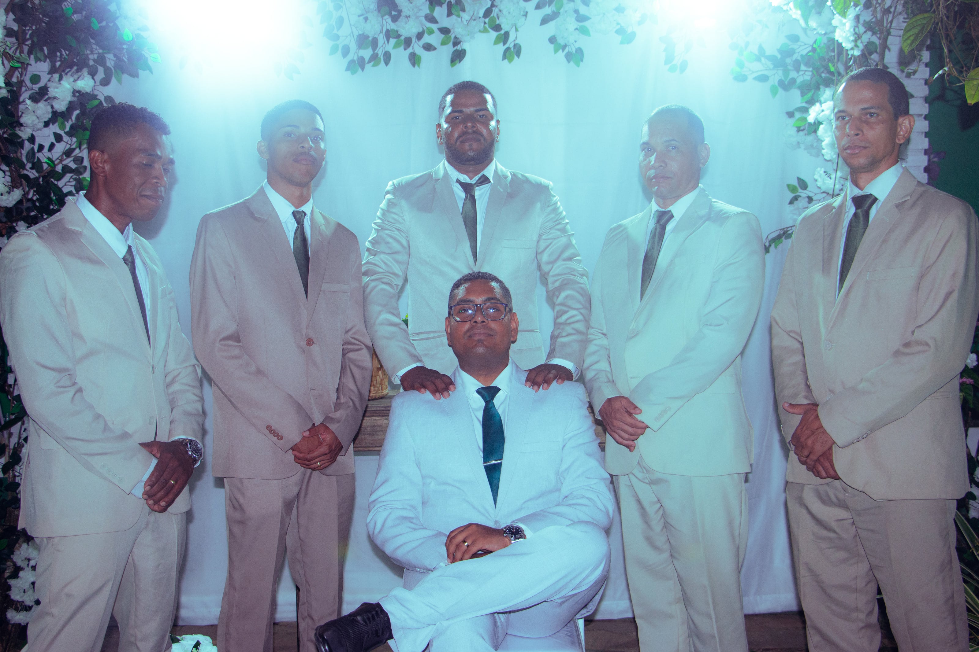 Noivo de terno branco com os padrinhos de bege, casamento de M & I
