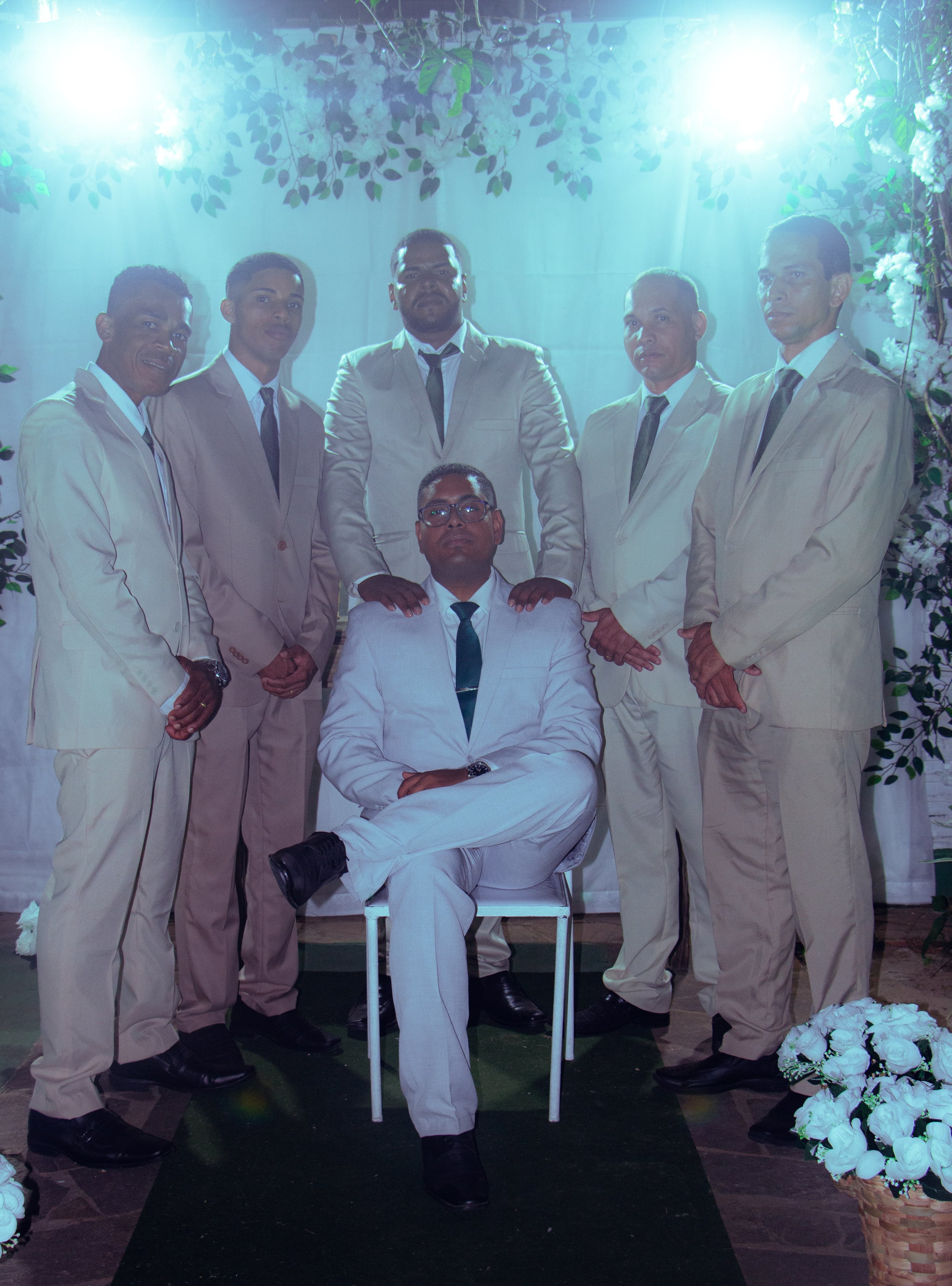 Noivo de terno branco com os padrinhos de bege, casamento de M & I