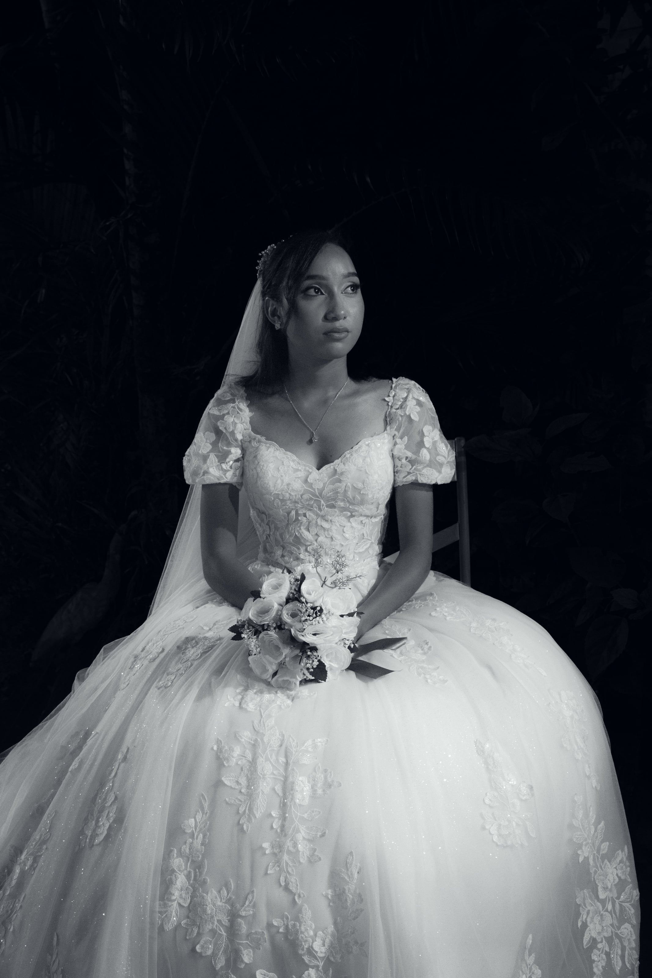 Noiva sentada com o vestido de baile espalhado em volta, casamento de M & I