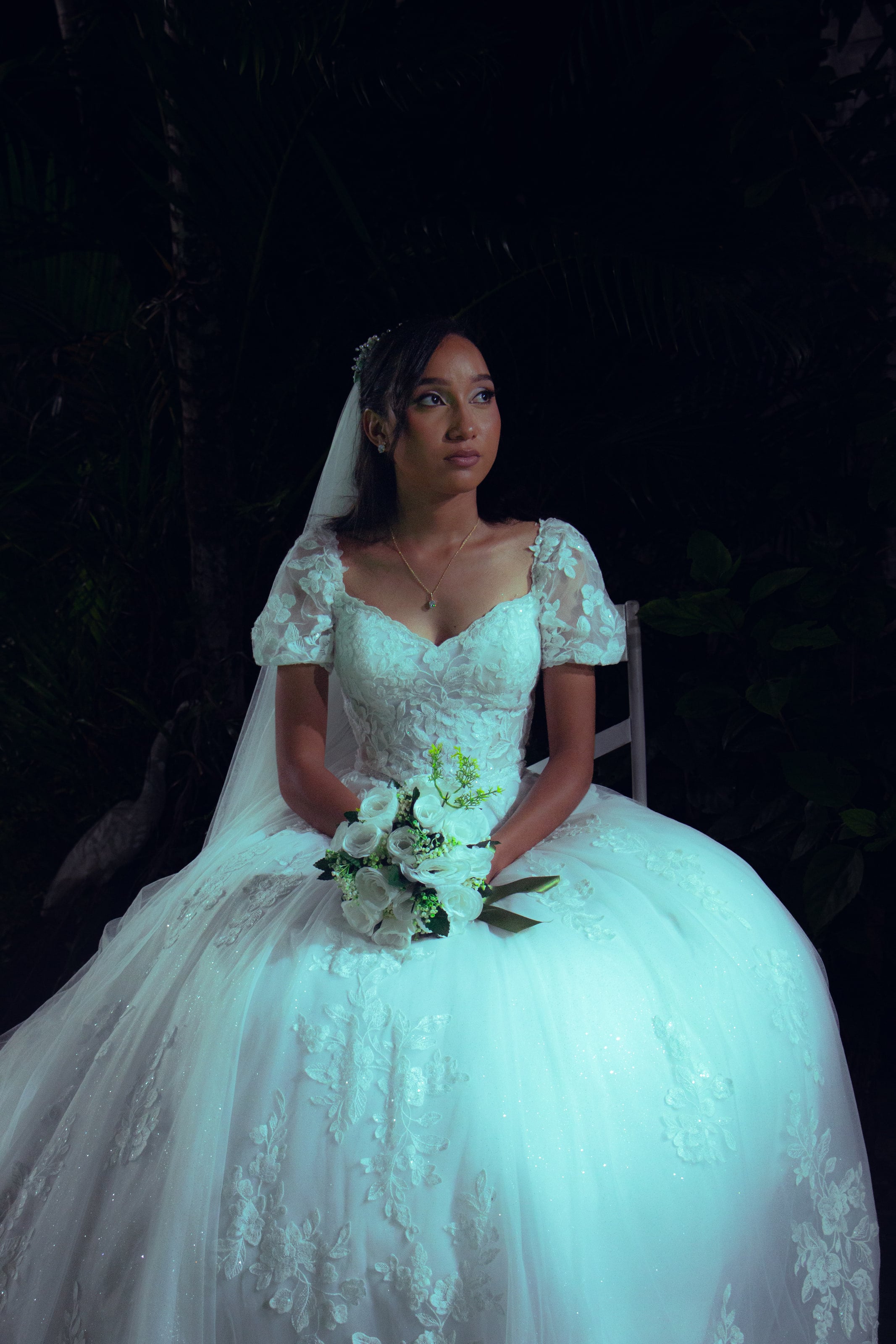 Noiva sentada com o vestido de baile espalhado em volta, casamento de M & I
