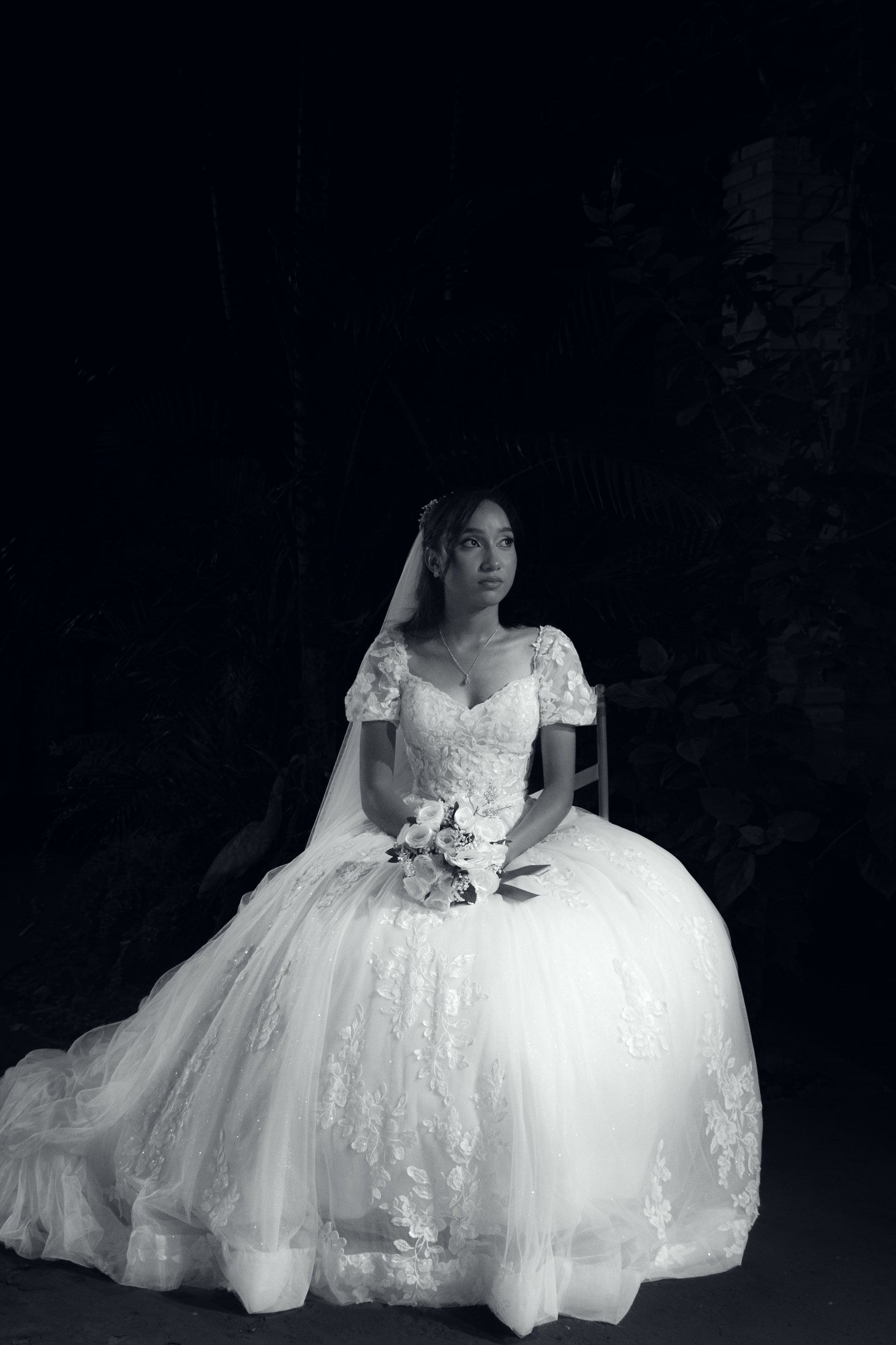 Noiva sentada com o vestido de baile espalhado em volta, casamento de M & I