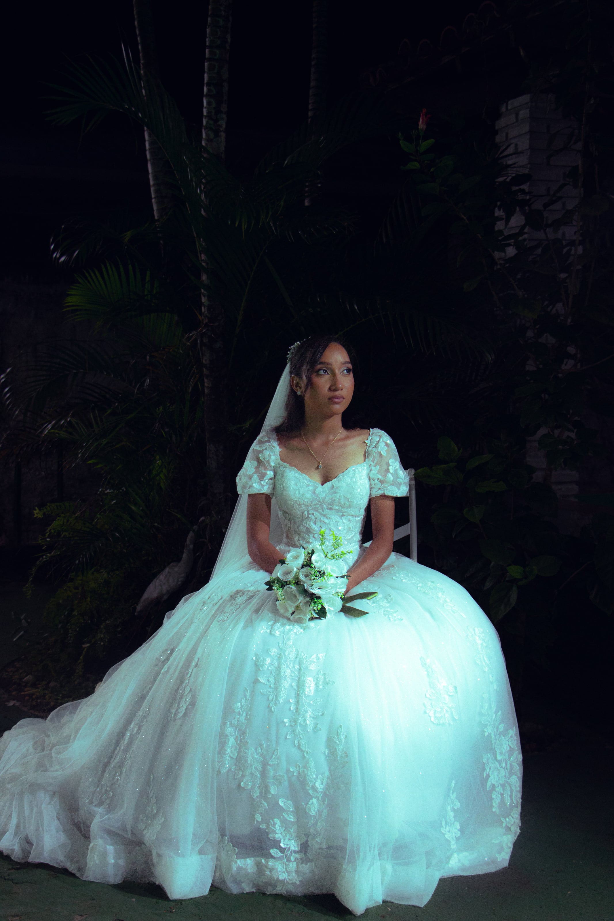 Noiva sentada com o vestido de baile espalhado em volta, casamento de M & I