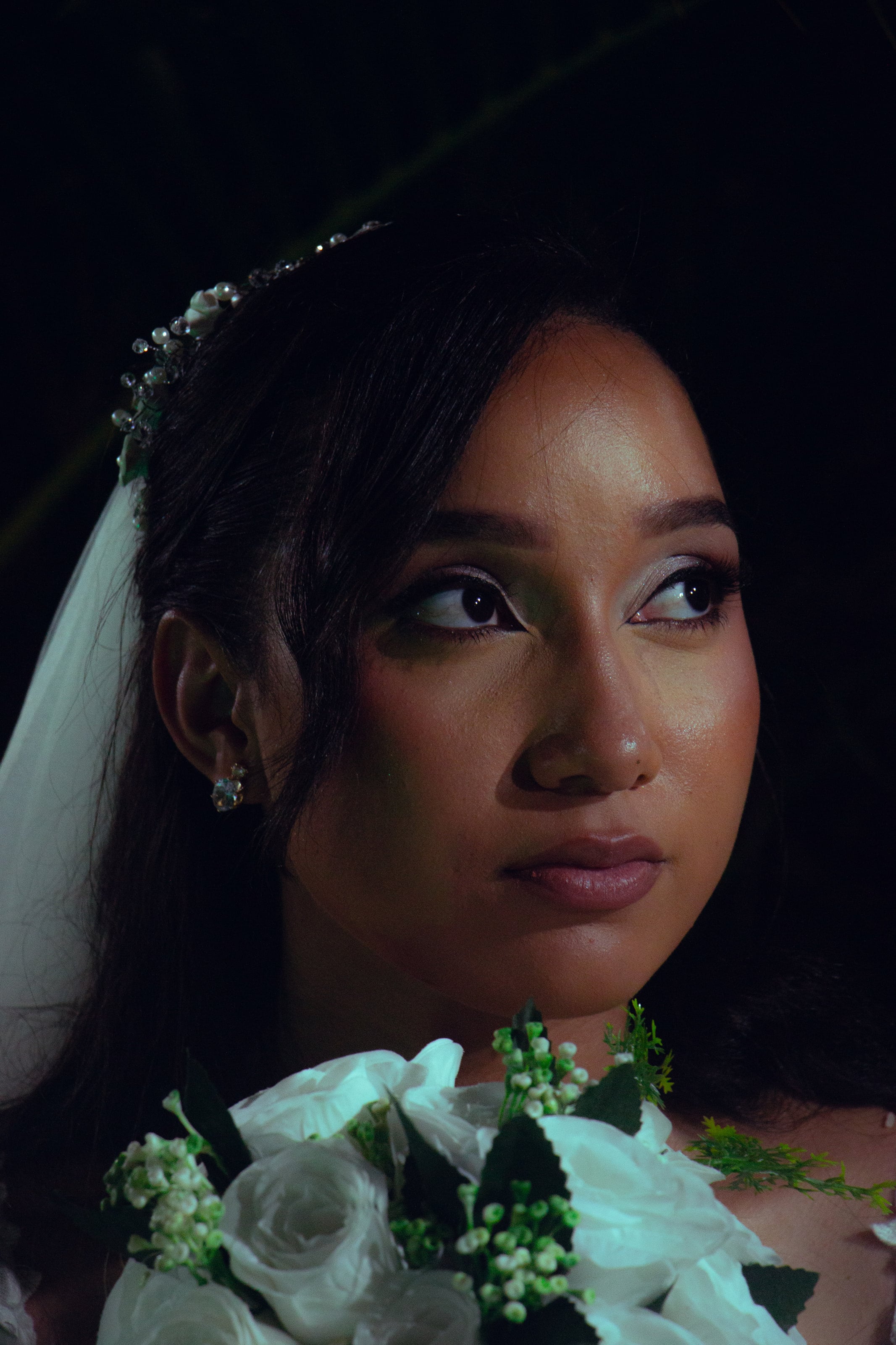 Retrato da noiva de perto, com o véu, casamento de M & I