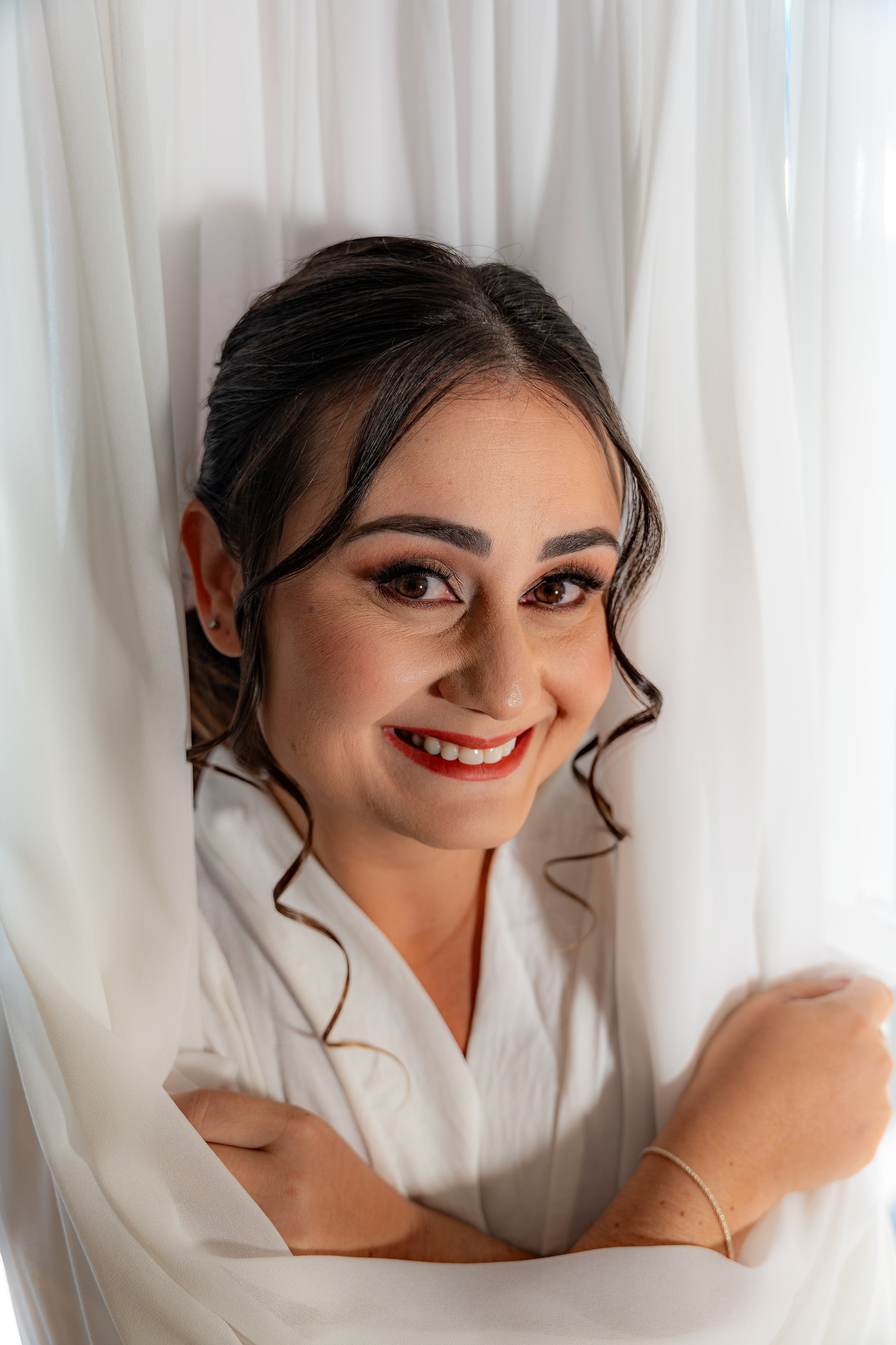 Retrato da noiva sorrindo, braços cruzados, casamento de N & H