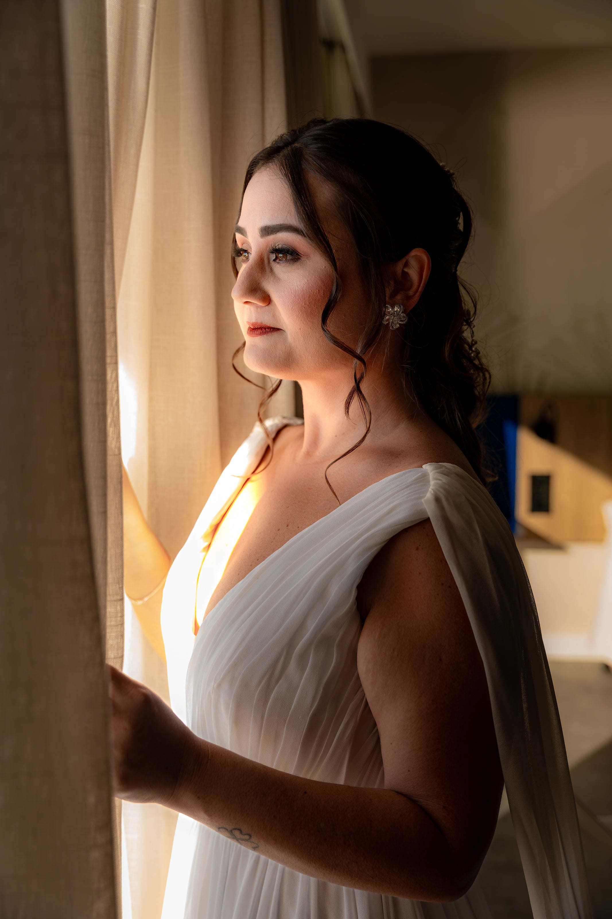 Noiva de perfil na luz da janela, casamento de N & H