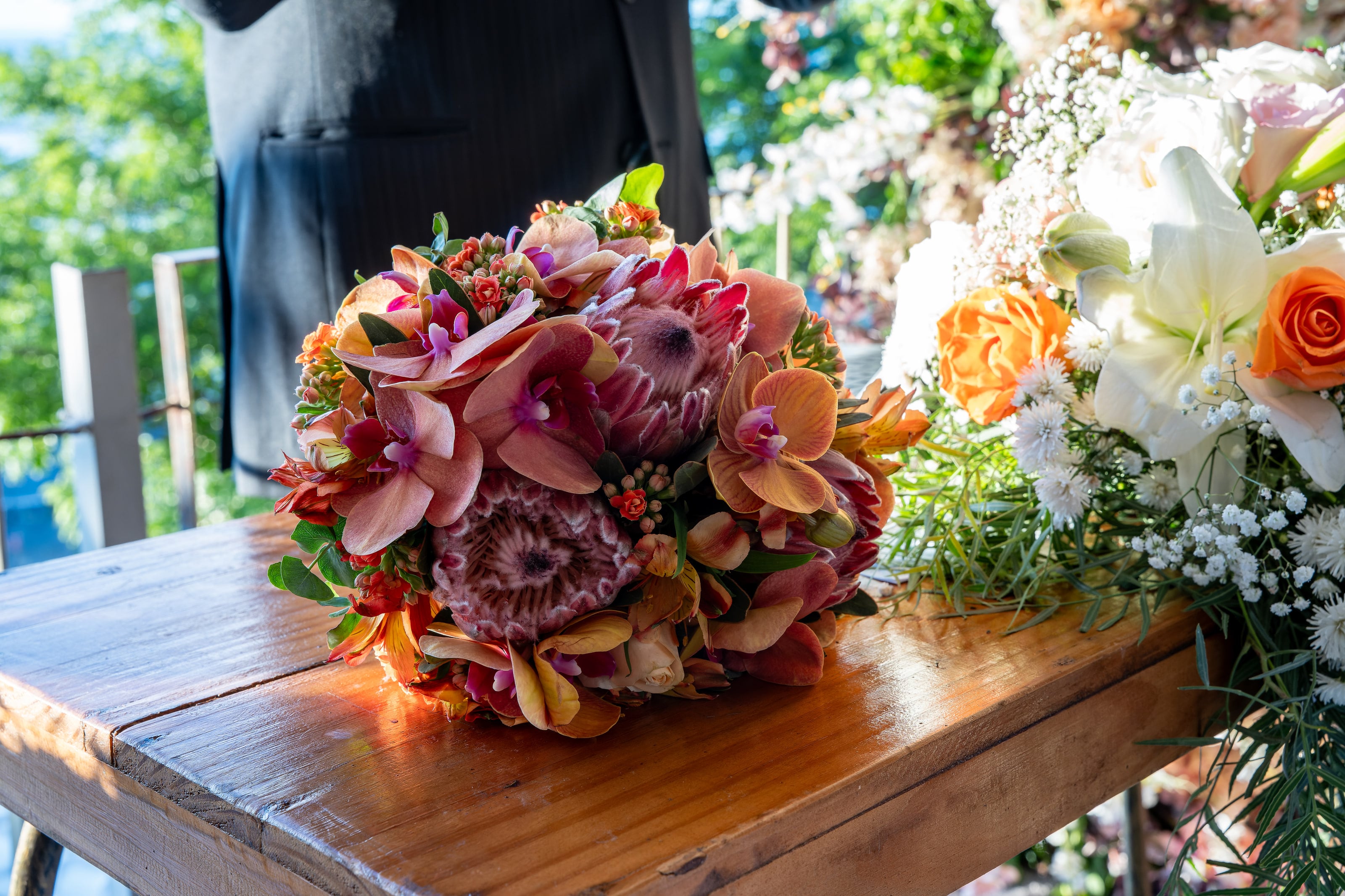Buquê de proteas e rosas sobre a mesa de madeira, casamento de N & H