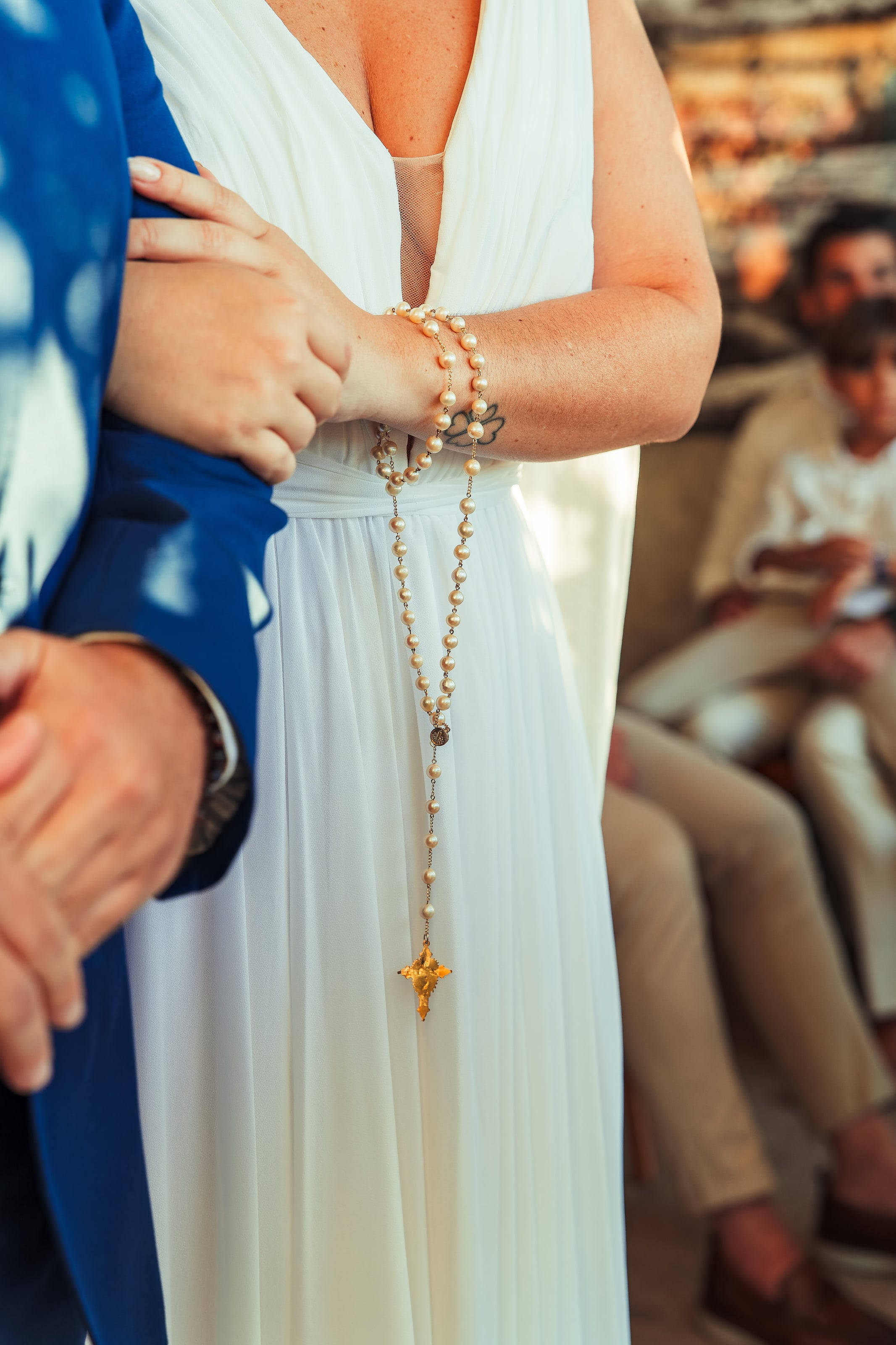 Terço enrolado no pulso da noiva, casamento de N & H