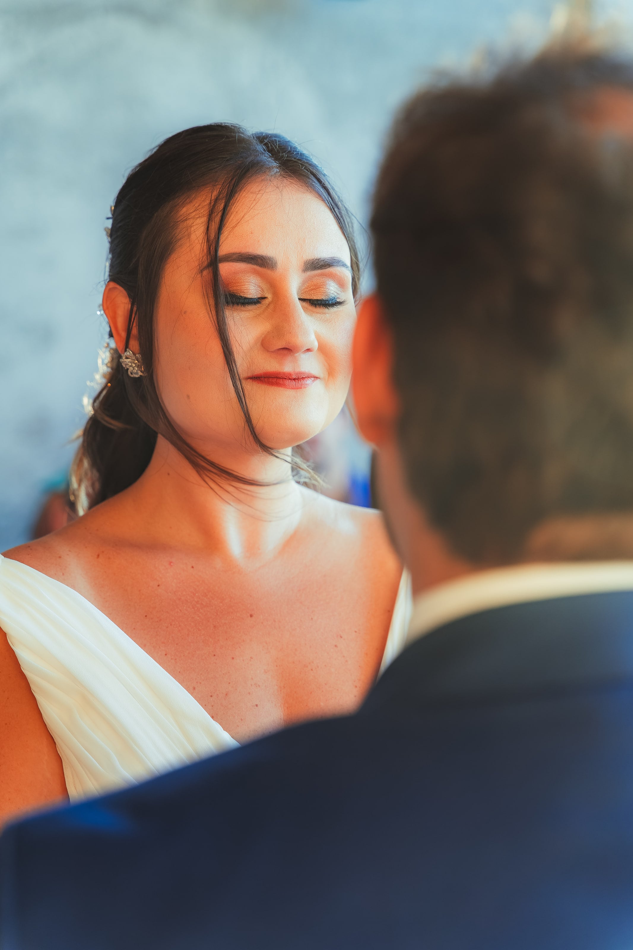 Noiva de olhos fechados diante do noivo, casamento de N & H