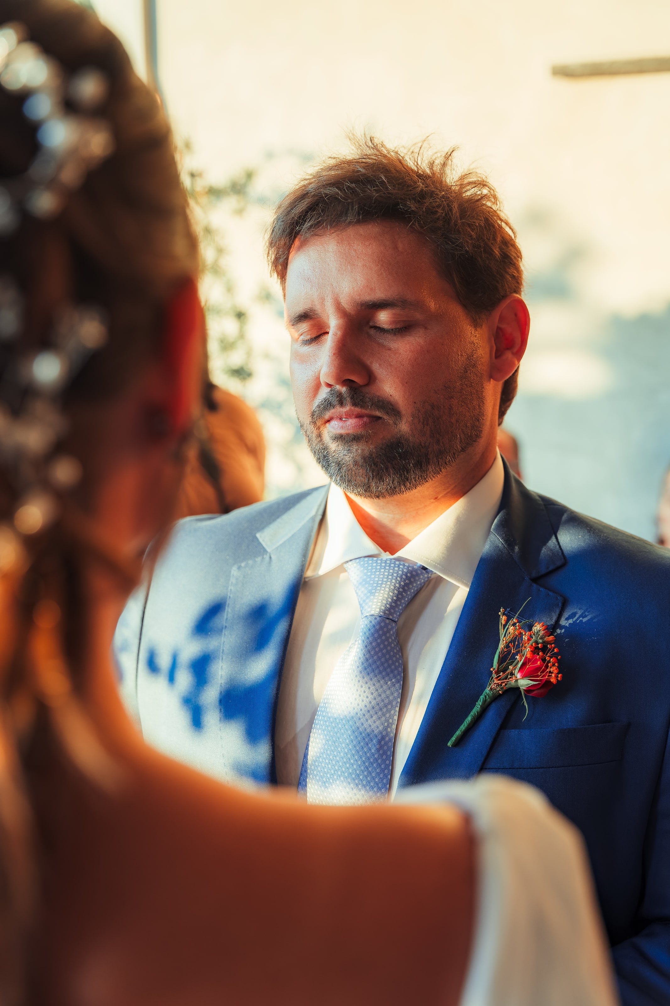 Noivo emocionado, de olhos fechados, casamento de N & H