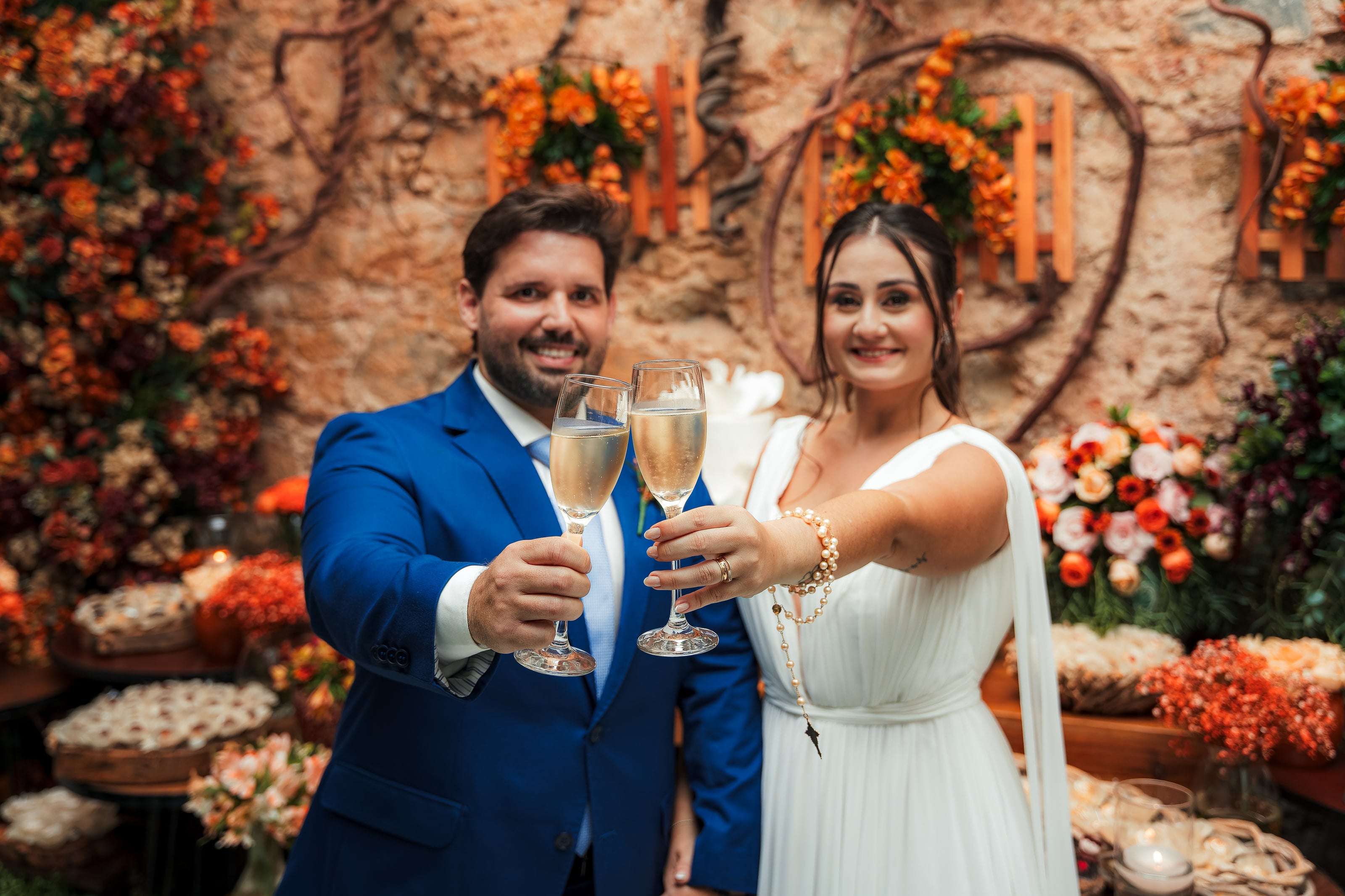 Brinde do casal diante da mesa de doces, casamento de N & H