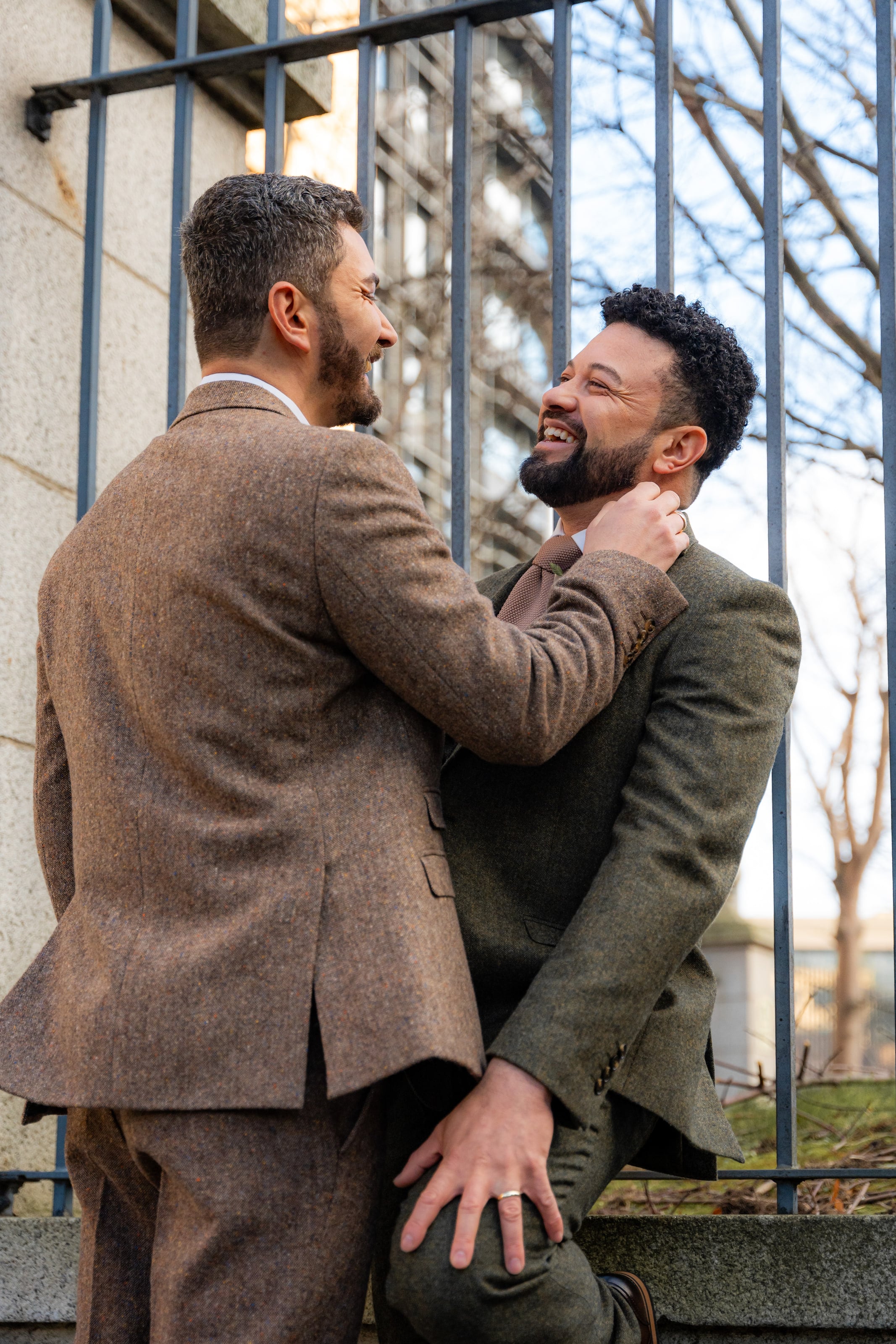 Os noivos abraçados, rindo junto à grade, casamento de W & F