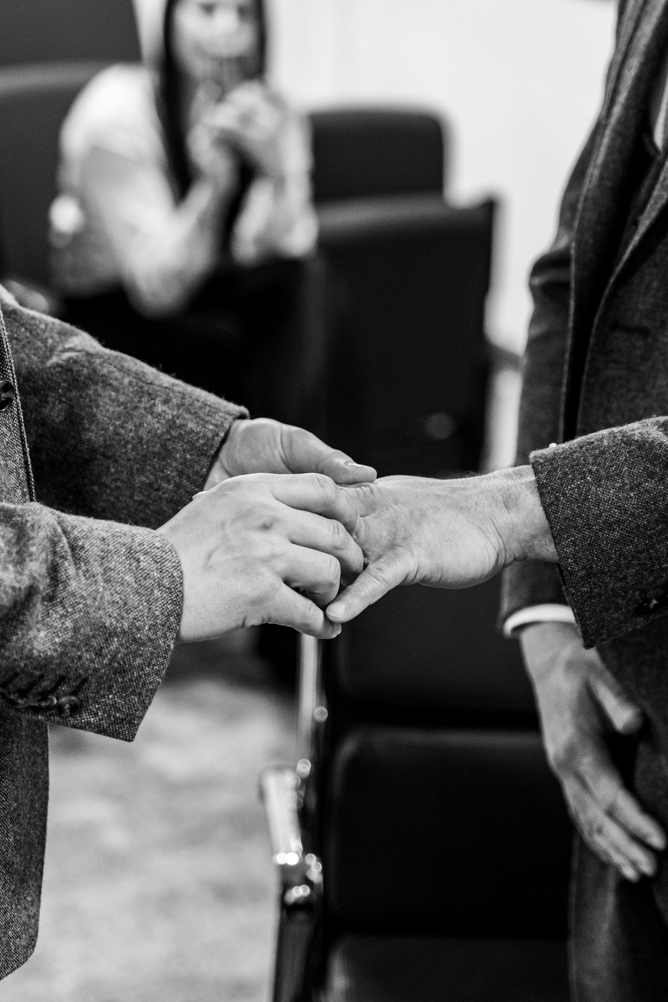 Mãos entrelaçadas, em preto e branco, casamento de W & F