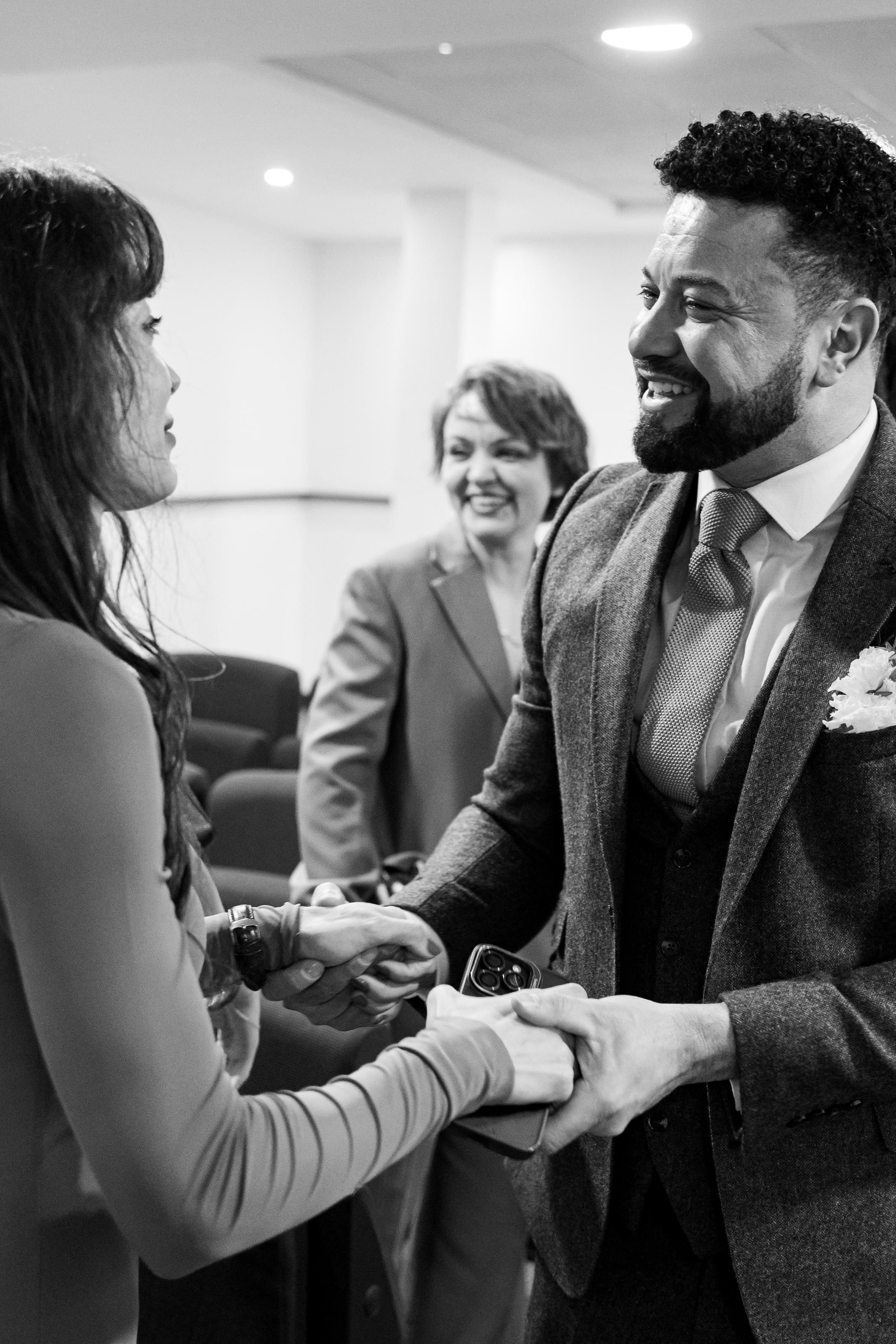 Cumprimentos dos convidados depois da cerimônia, em preto e branco, casamento de W & F