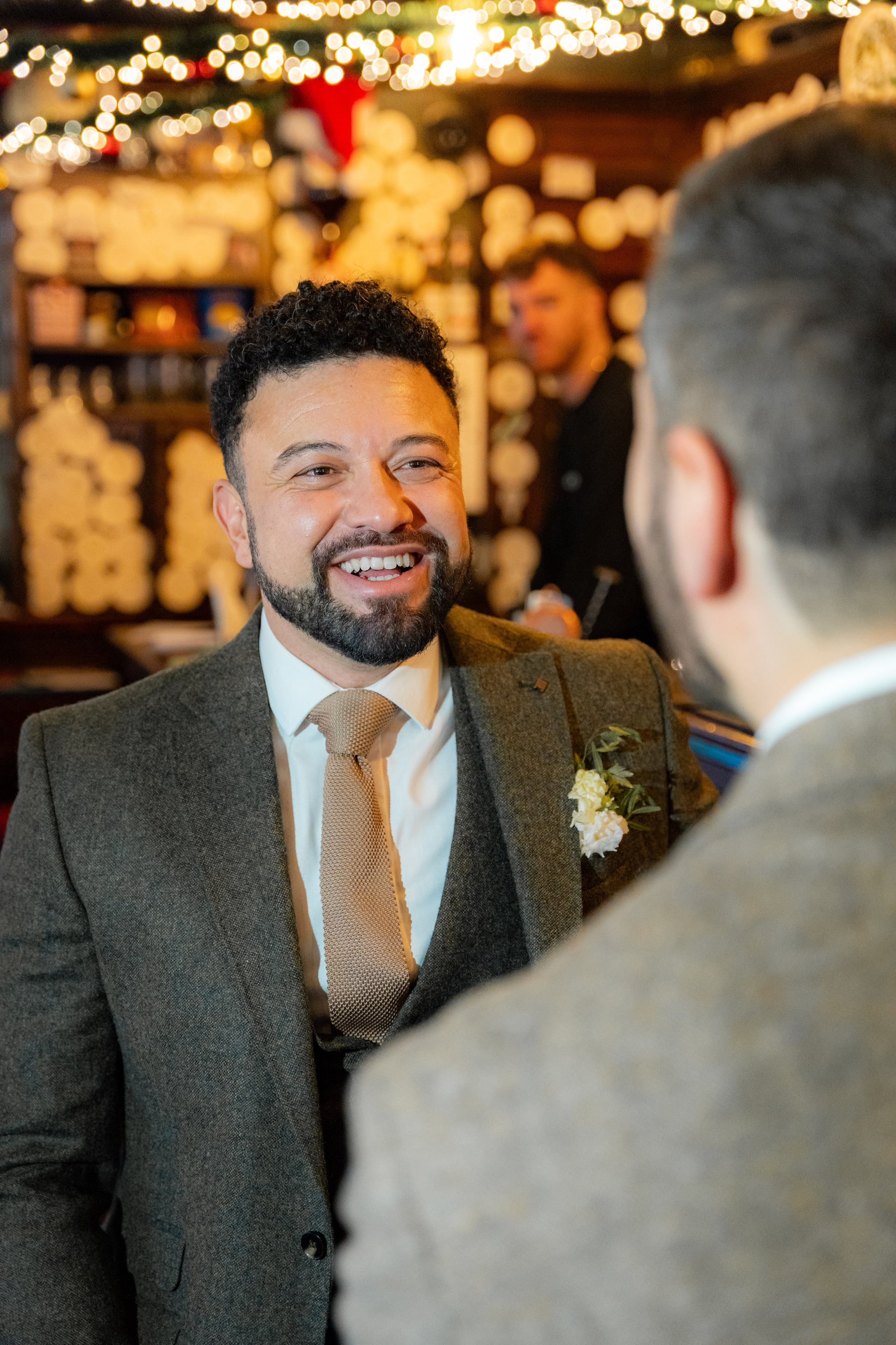 Noivo rindo para o marido no pub, casamento de W & F