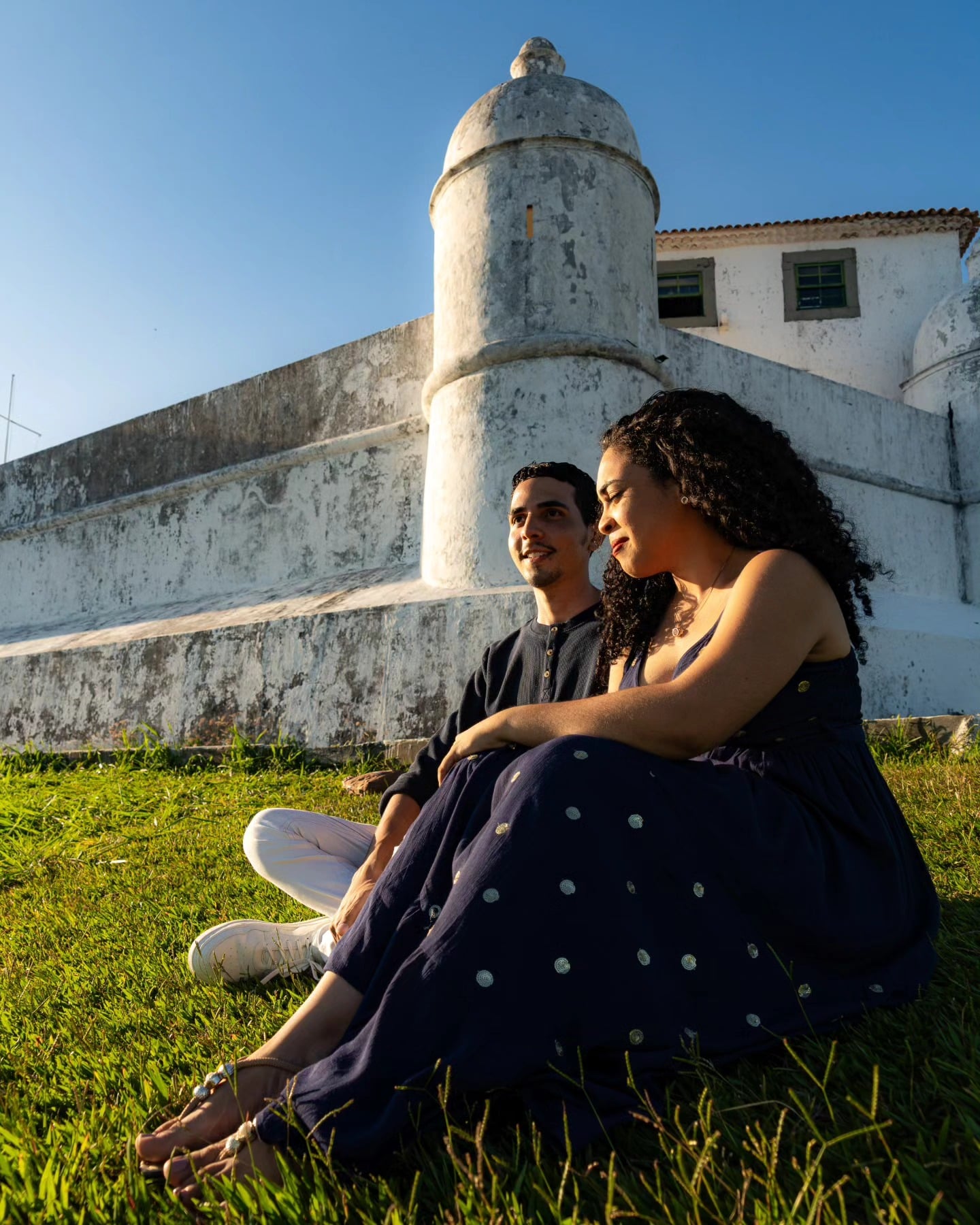 Ensaio pré-wedding em frente a um forte branco