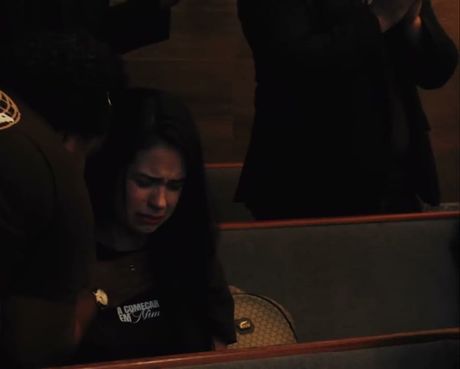 Jovem emocionada na plateia, congresso de jovens filmado pela Duat