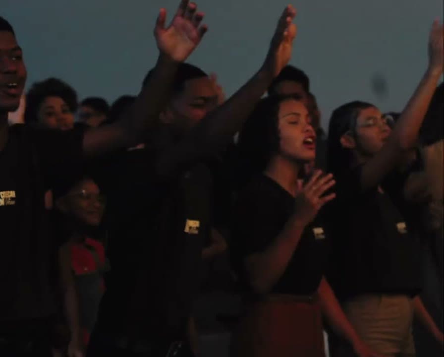 Público de pé com as mãos para o alto, congresso de jovens filmado pela Duat